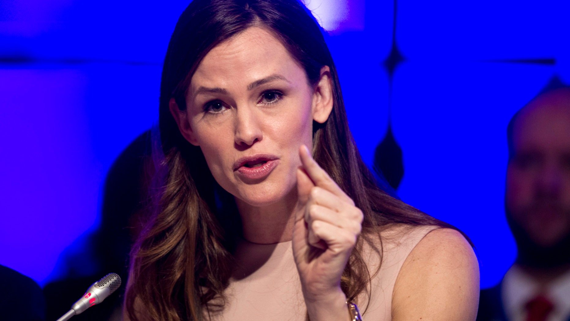 Actress Jennifer Garner addresses the National Governors Association Winter Meeting about early education, in Washington, Saturday, Feb. 25, 2017. (AP Photo/Cliff Owen)