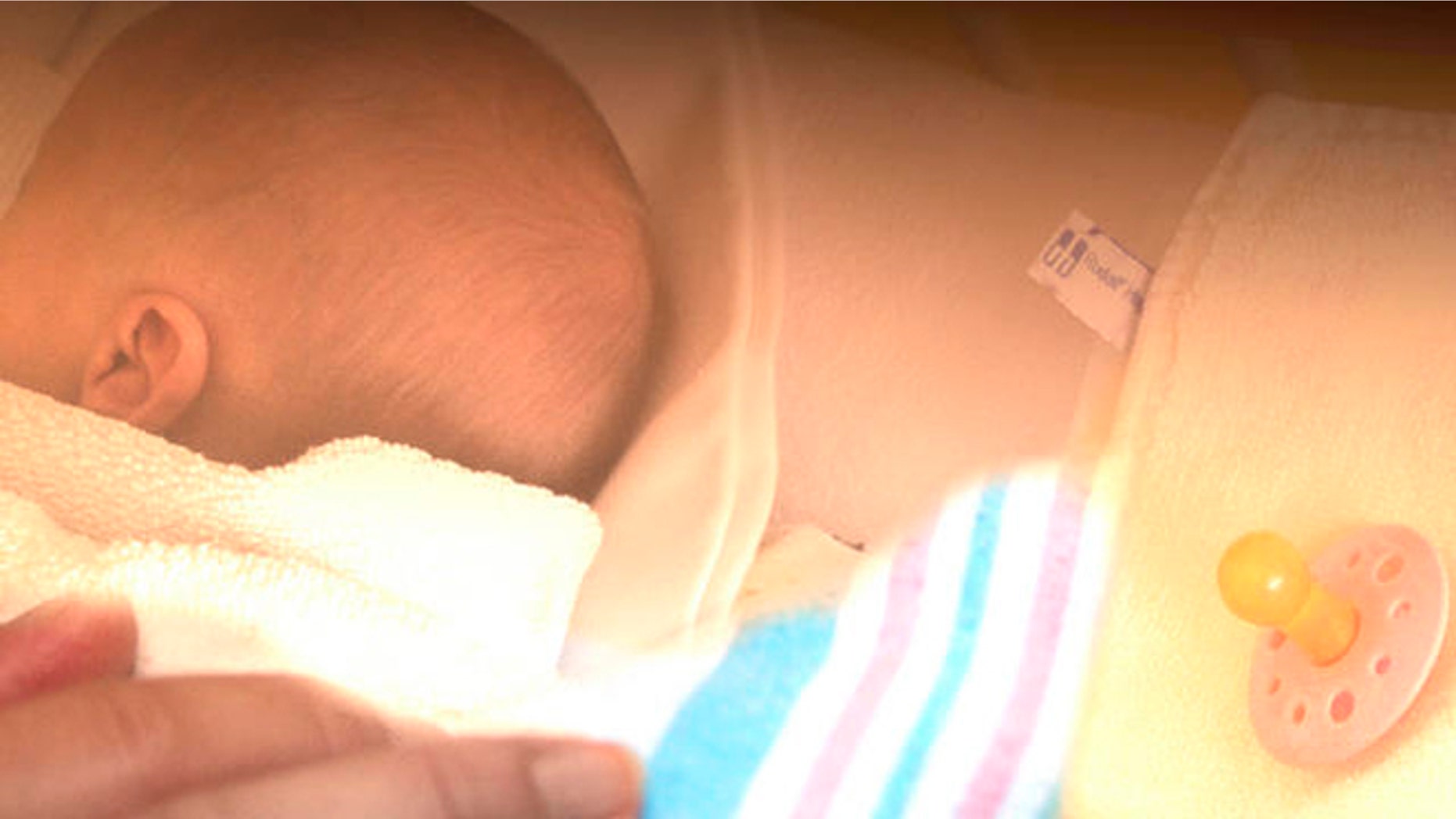 ** ARCHIV ** Zwei Neugeborene liegen am 22. Dezember 2008 auf der Geburtsstation des Klinikums Rosenheim in Oberbayern in einem Kinderbett. Die Zahl der Geburten ist im November 2008 im zweiten Monat in Folge drastisch eingebrochen. Mit einem Minus von 11,7 Prozent gegenueber dem entsprechenden Vorjahresmonat war der Geburtenrueckgang fast so hoch wie im Oktober, als er 11,9 Prozent betragen hatte, wie aus den am Montag, 9. Maerz 2009, veroeffentlichten vorlaeufigen Monatsergebnissen des Statistischen Bundesamtes hervorgeht. (AP Photo/Uwe Lein) ---** FILE ** Two newborn babies are seen at the hospital in Rosenheim, southern Germany, on Monday, Dec. 22, 2008. (AP Photo/Uwe Lein)