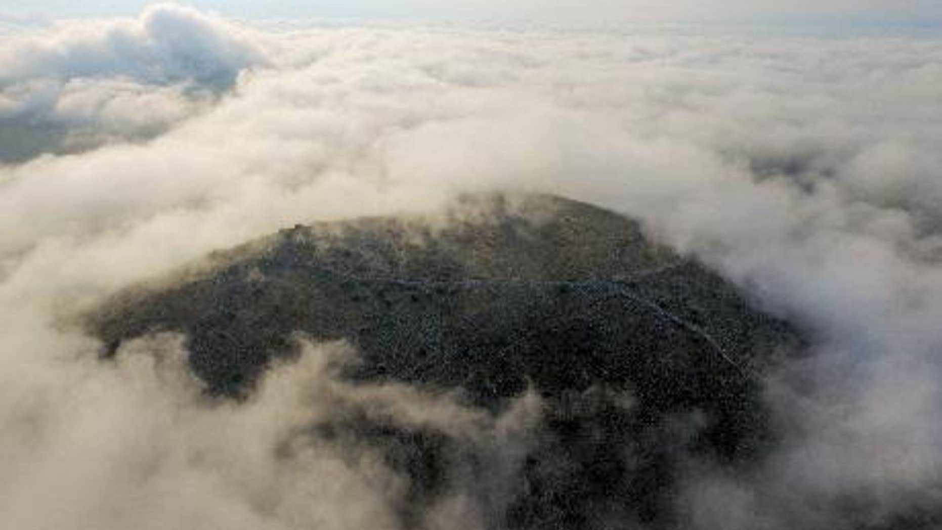 The city’s acropolis is barely visible during a cloudy day on the Thessalian plains (SIA/EFAK/YPPOA).