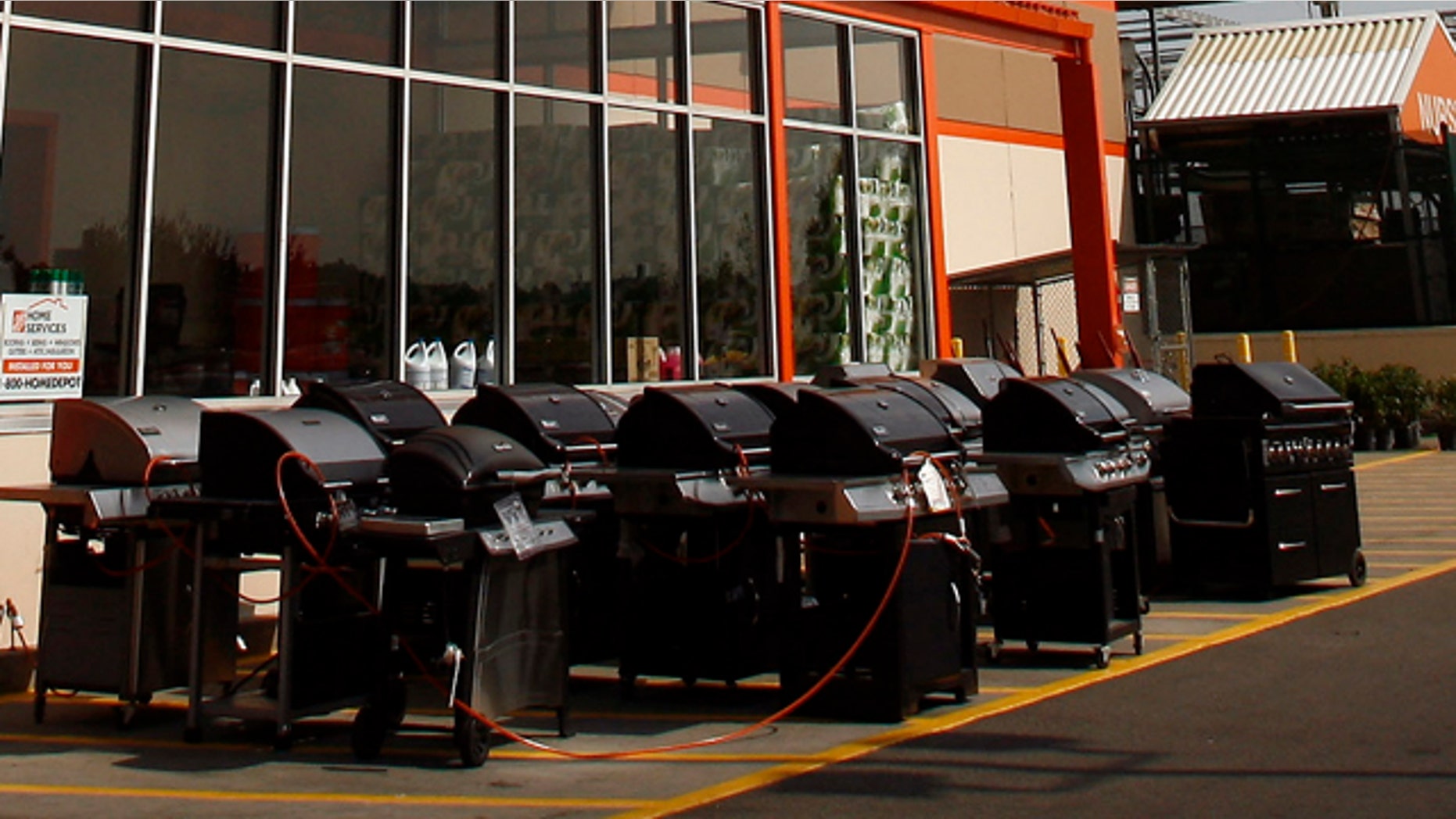 A Home Depot store is seen in New York, August 18, 2008. Analysts are expecting Home Depot to report a second-quarter profit of 61 cents a share on Tuesday, compared with 77 cents a year earlier, according to Reuters Estimates. The industry leader has said per-share earnings could fall as much as 24 percent this year. REUTERS/Shannon Stapleton (UNITED STATES)