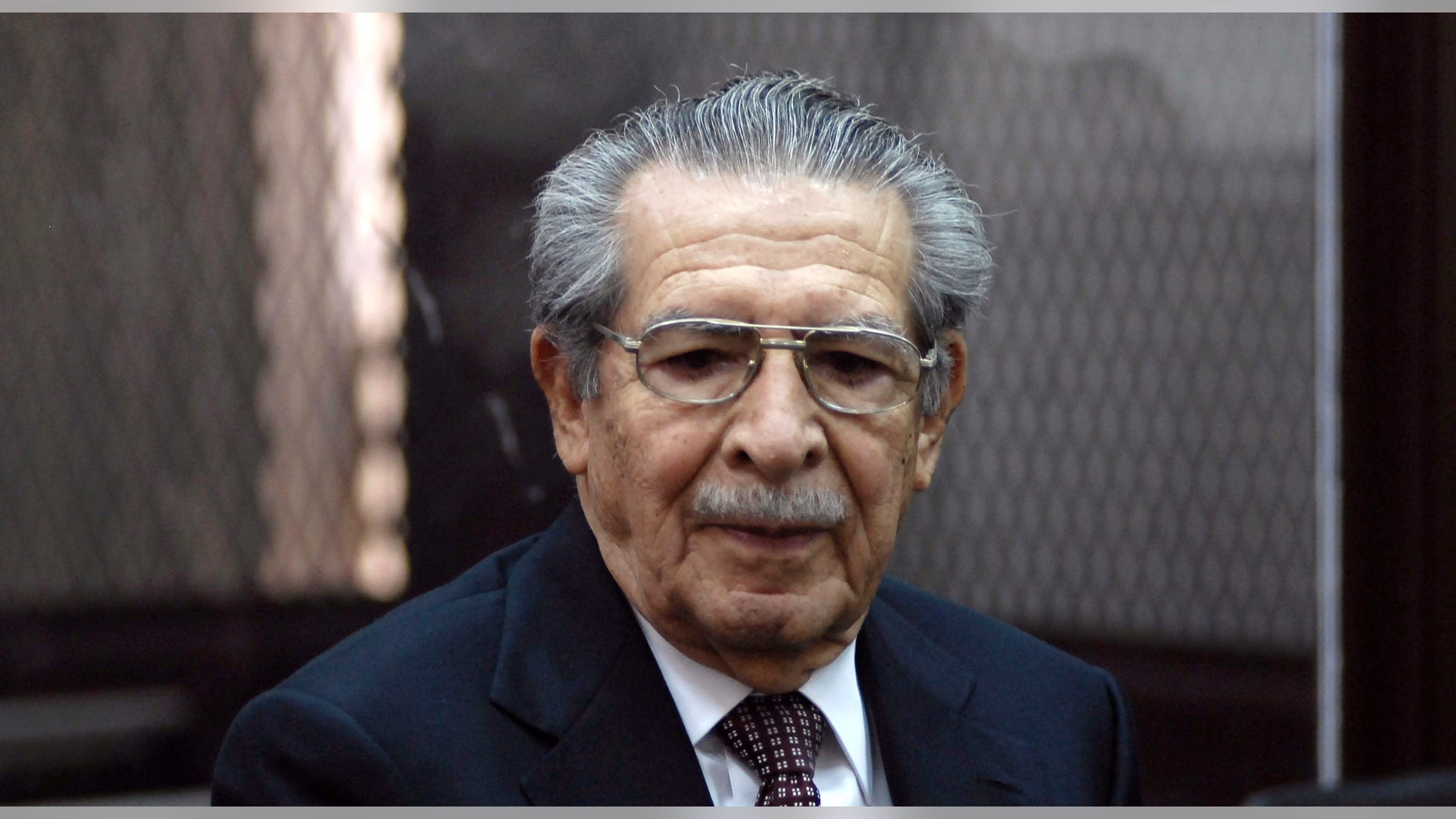 El ex dictador guatemalteco EfraÃn RÃos Montt participó en una audiencia en la que un juez denegó la solicitud que hizo el militar retirado de acogerse a una amnistÃa, Ciudad de Guatemala, jueves 01 de marzso de 2012. (AP foto/El Periódico de Guatemala, Jesus Alfonso) NO USAR O PUBLICAR EN GUATEMALA.T