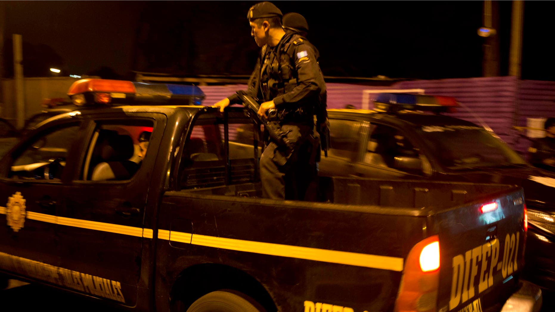 Agentes policiales patrullan cerca de la escena de un crimen en el barrio Guajitos, en las afueras de la ciudad de Guatemala, la madrugada del jueves 1 de octubre de 2015. Tres pandilleros murieron y al menos seis fueron detenidos durante un ataque simultáneo contra una estación policial y policÃas que realizaban patrullajes, de acuerdo con Elmer Sosa, viceministro de gobernación. (AP Foto/Moises Castillo)