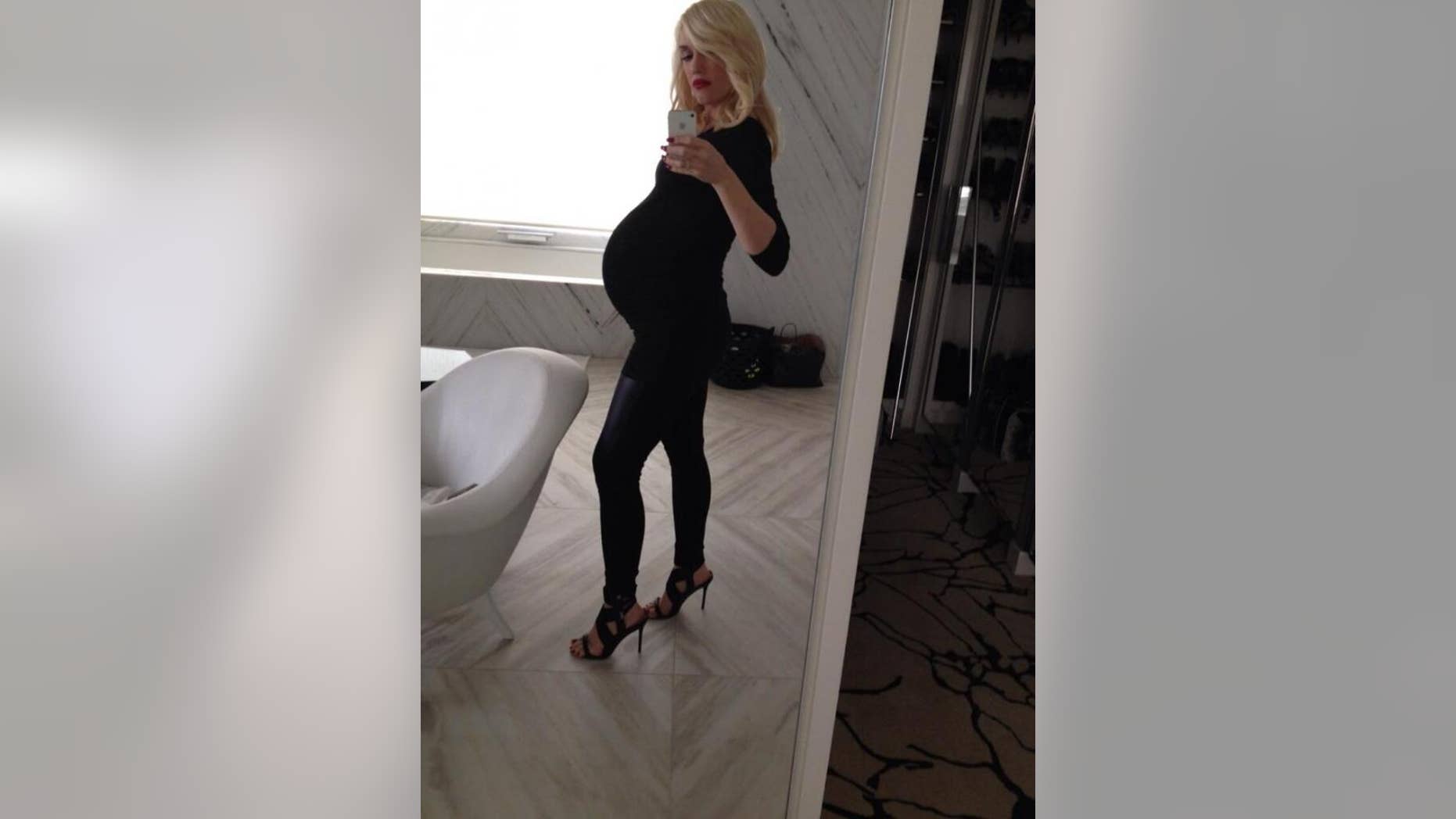 Pregnant Gwen Stefani Snaps Selfie In Skin Tight Outfit Fox News