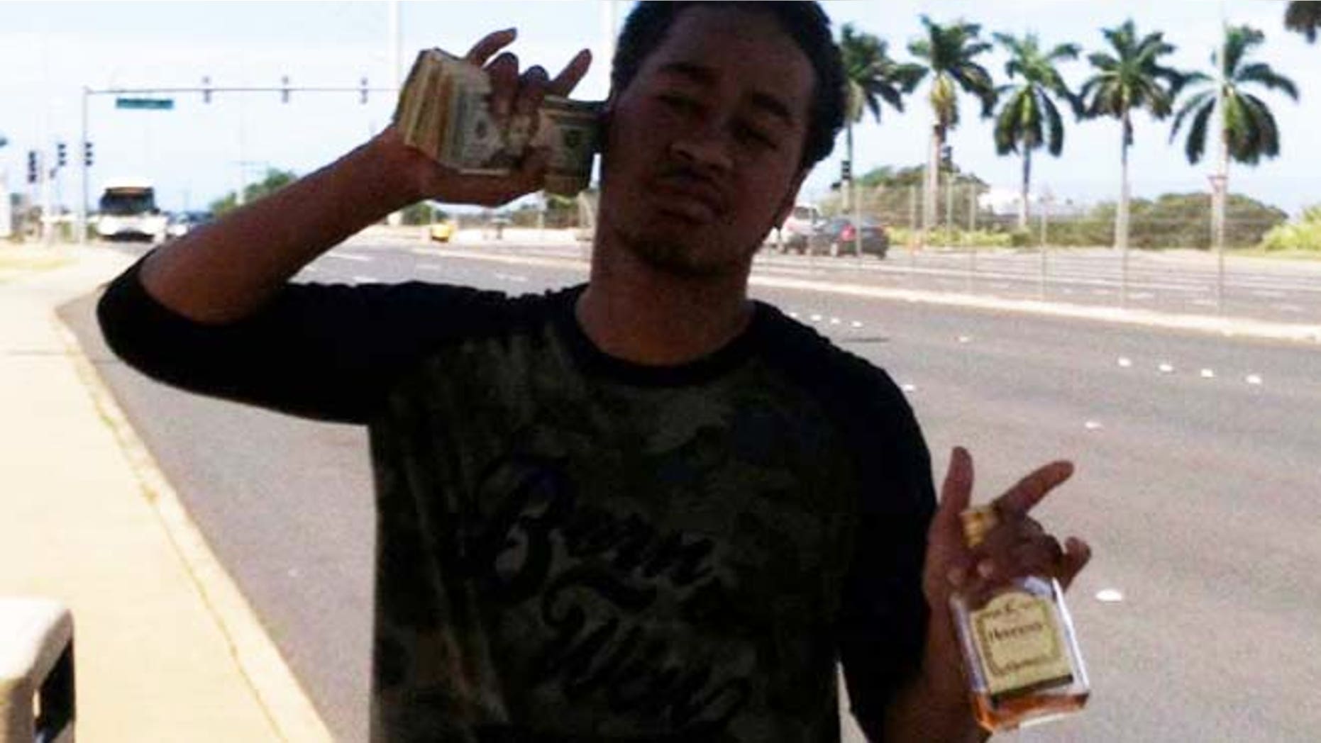 Kalani Watson aka Kiki Seui posts himself on his Facebook account with wads of cash two days after allegedly robbing a Reynolds Recycling center of $500. (HawaiiReporter.com)