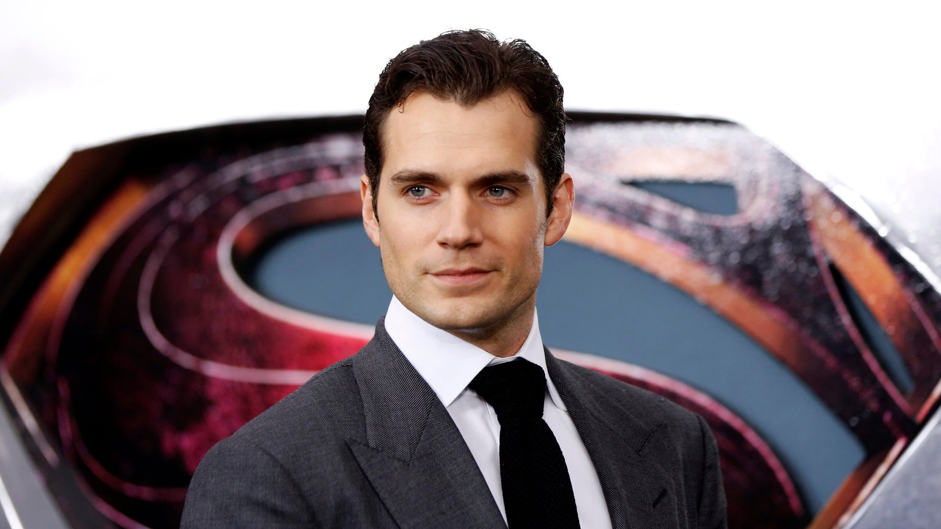Henry Cavill Beats Out Other Hunks As Glamour S Sexiest Man Who S Really The Sexiest Man Of
