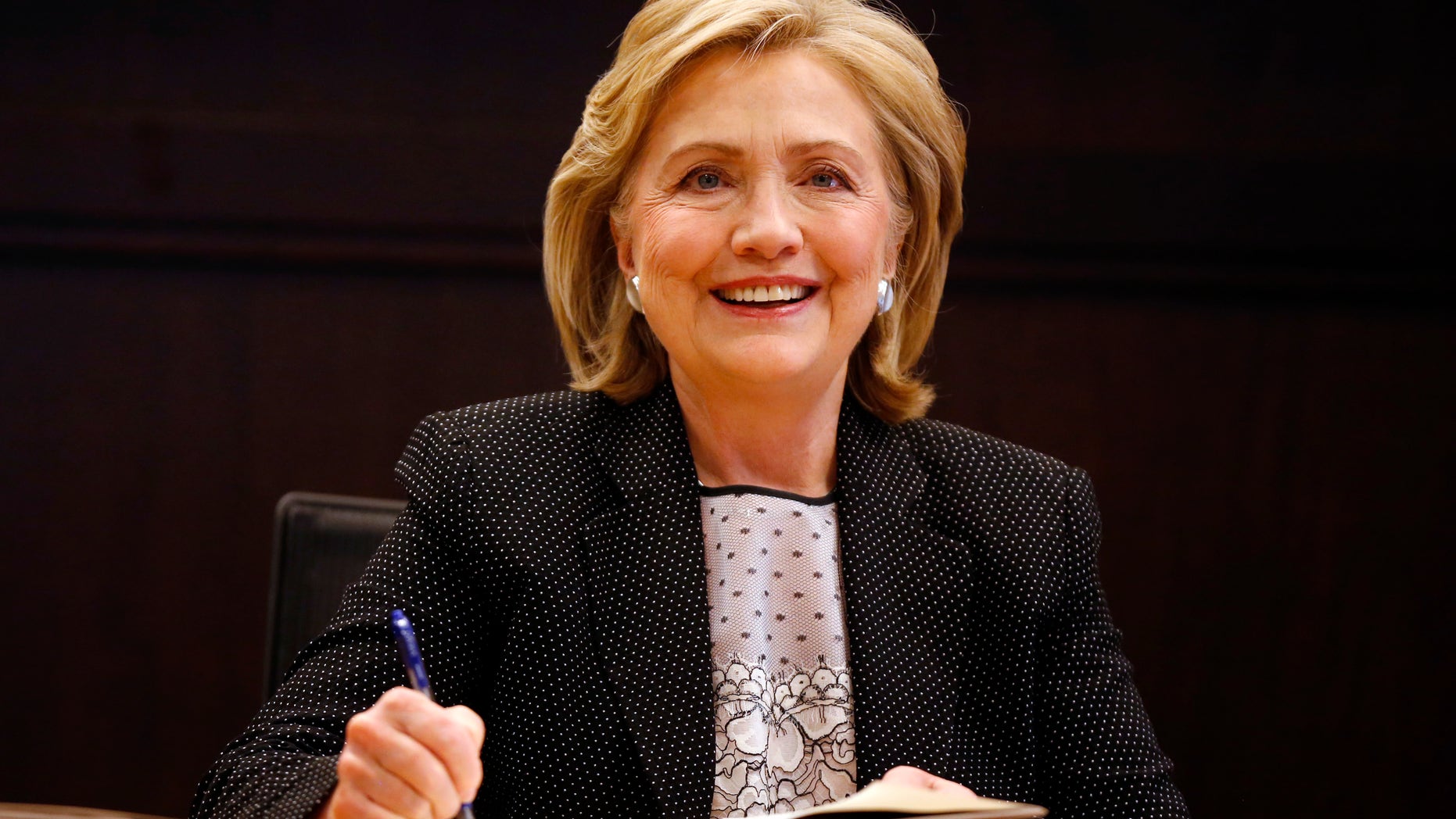 Former U.S. Secretary of State Hillary Clinton signs copies of her book "Hard Choices" at a Barnes & Noble book store in Los Angeles, California June 19, 2014. REUTERS/Lucy Nicholson (UNITED STATES - Tags: POLITICS MEDIA) - RTR3UQNK