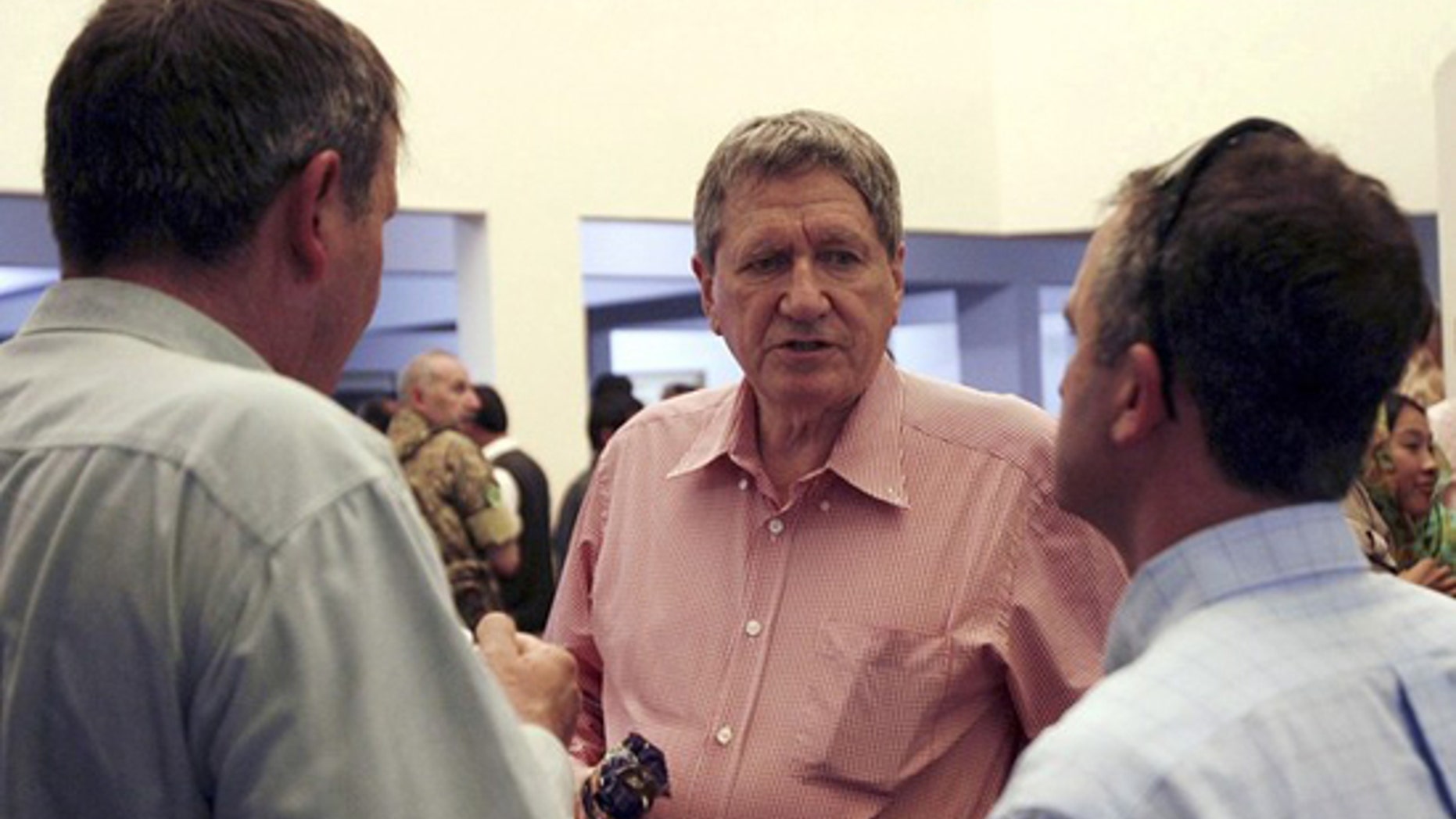 U.S. special representative to Pakistan and Afghanistan Richard Holbrooke (C) talks with U.S. ambassador to Afghanistan Karl Eikenberry (L) during his visit to Kandahar June 21, 2010. (Reuters)