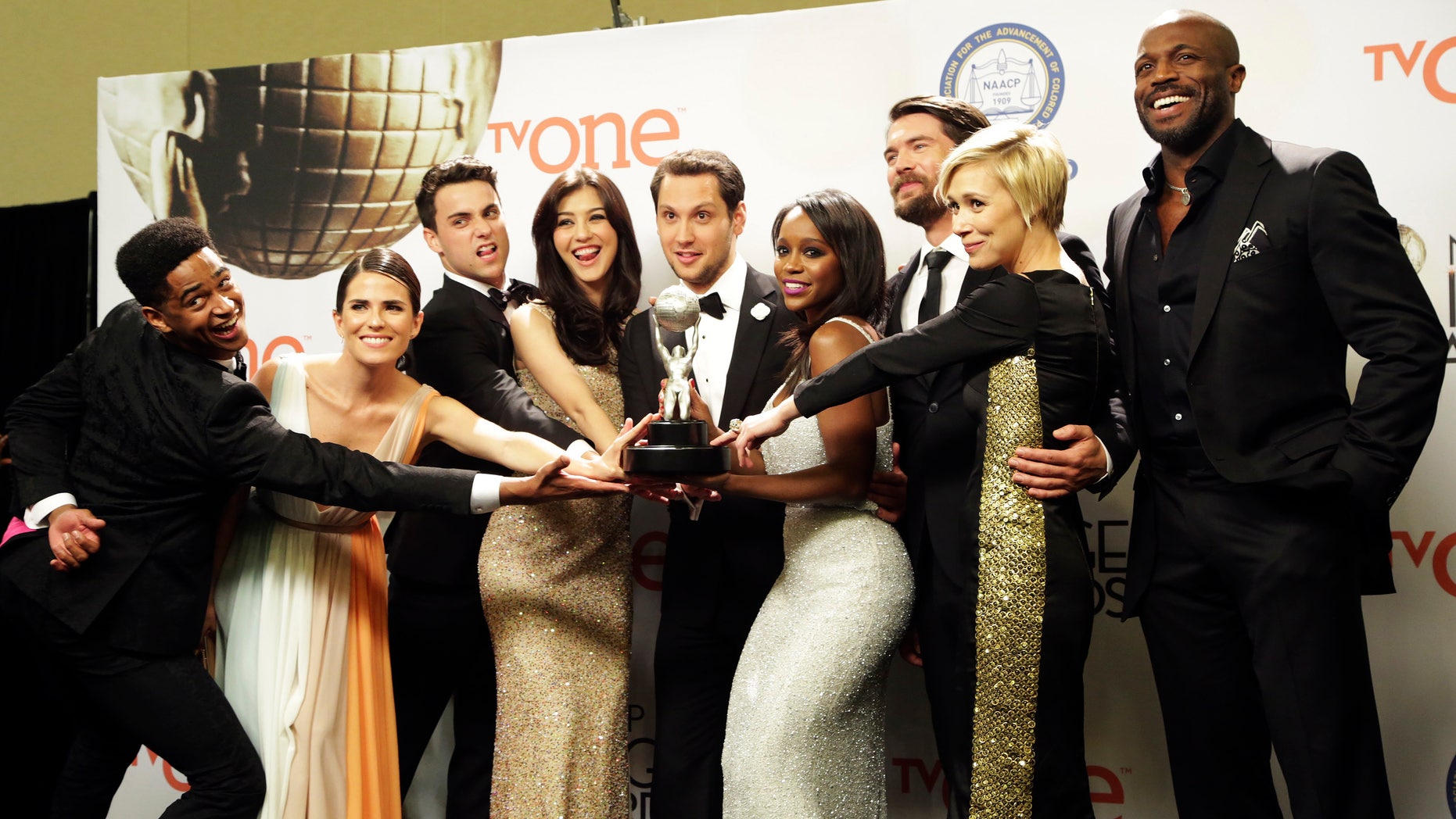 The cast of the ABC series "How to Get Away with Murder" poses backstage with their award for Outstanding Drama Series at the 46th NAACP Image Awards in Pasadena, California February 6, 2015. REUTERS/Jonathan Alcorn (UNITED STATES - Tags: ENTERTAINMENT) (IMAGEAWARDS-BACKSTAGE) - RTR4OKN4
