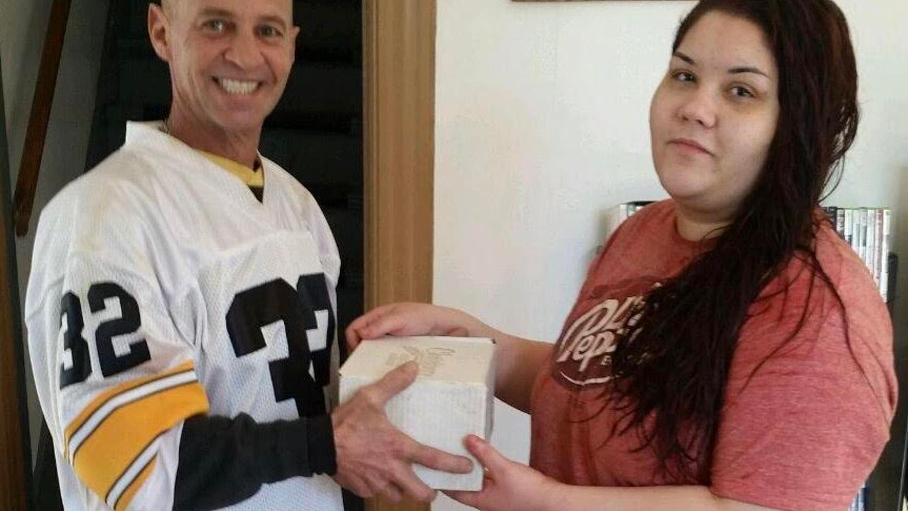 Tracy Colantonio meets Charles "Mike" Gustin, who found her dad's remains dumped in an alleyway in Rockford, Illinois.