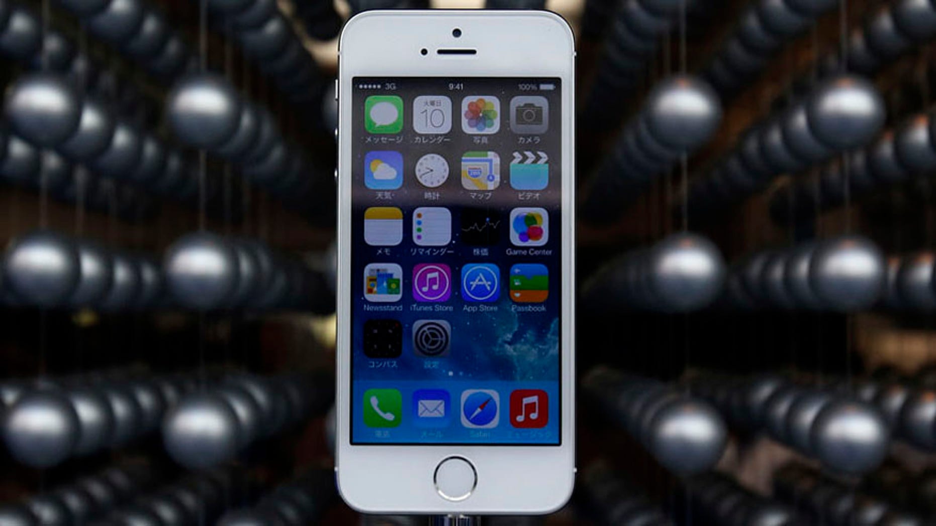 Apple's new iPhone 5S is displayed at an Apple shop in Tokyo's Ginza shopping district, September 20, 2013. REUTERS/Yuya Shino (JAPAN - Tags: BUSINESS TELECOMS) - RTX13S5I