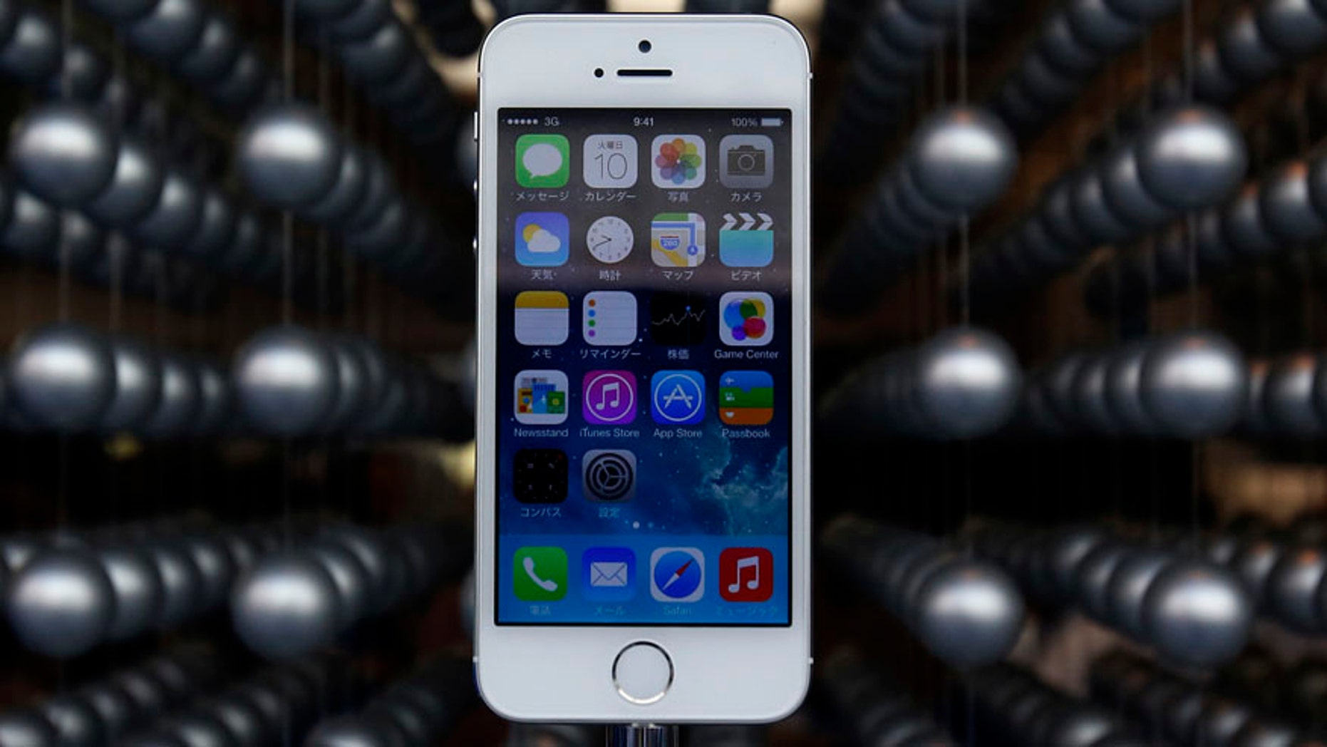 Apple's new iPhone 5S is displayed at an Apple shop in Tokyo's Ginza shopping district, September 20, 2013. REUTERS/Yuya Shino (JAPAN - Tags: BUSINESS TELECOMS) - RTX13S5I
