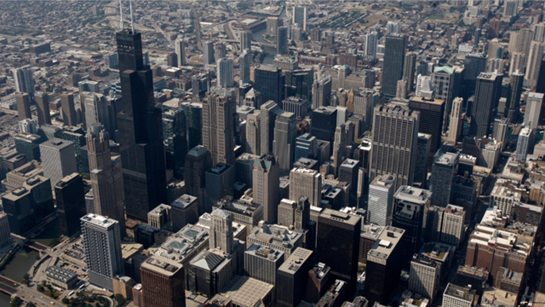 A view of the Chicago skyline August 13, 2009. REUTERS/John Gress (UNITED STATES CITYSCAPE)