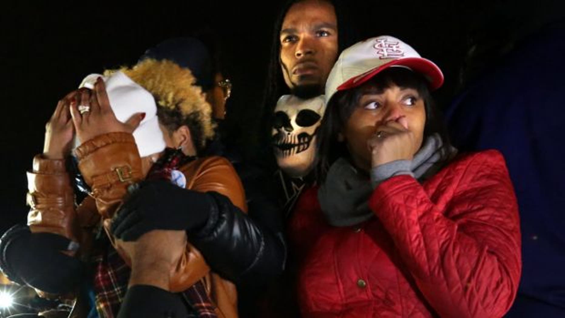 Seals standing behind Lezley McSpadden in 2014.