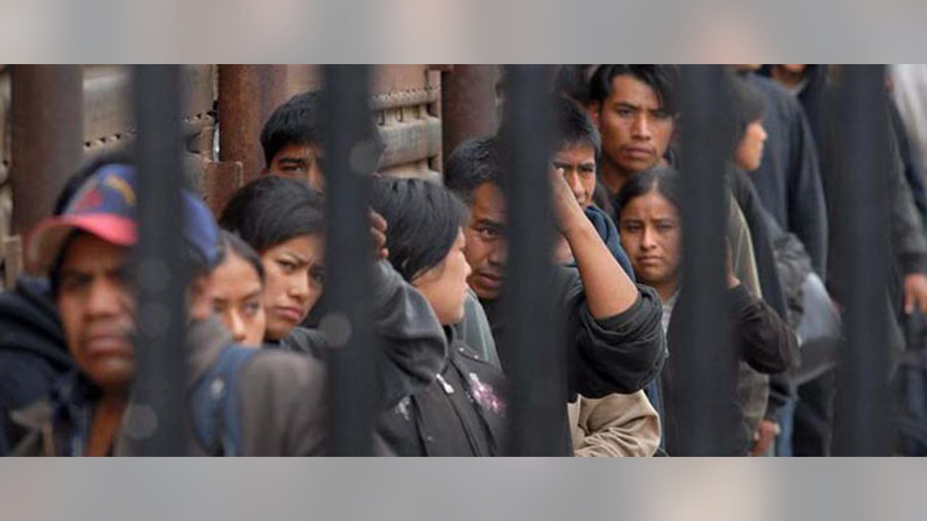 Undocumented form a line while waiting to be deported to Mexico. EFE/File
