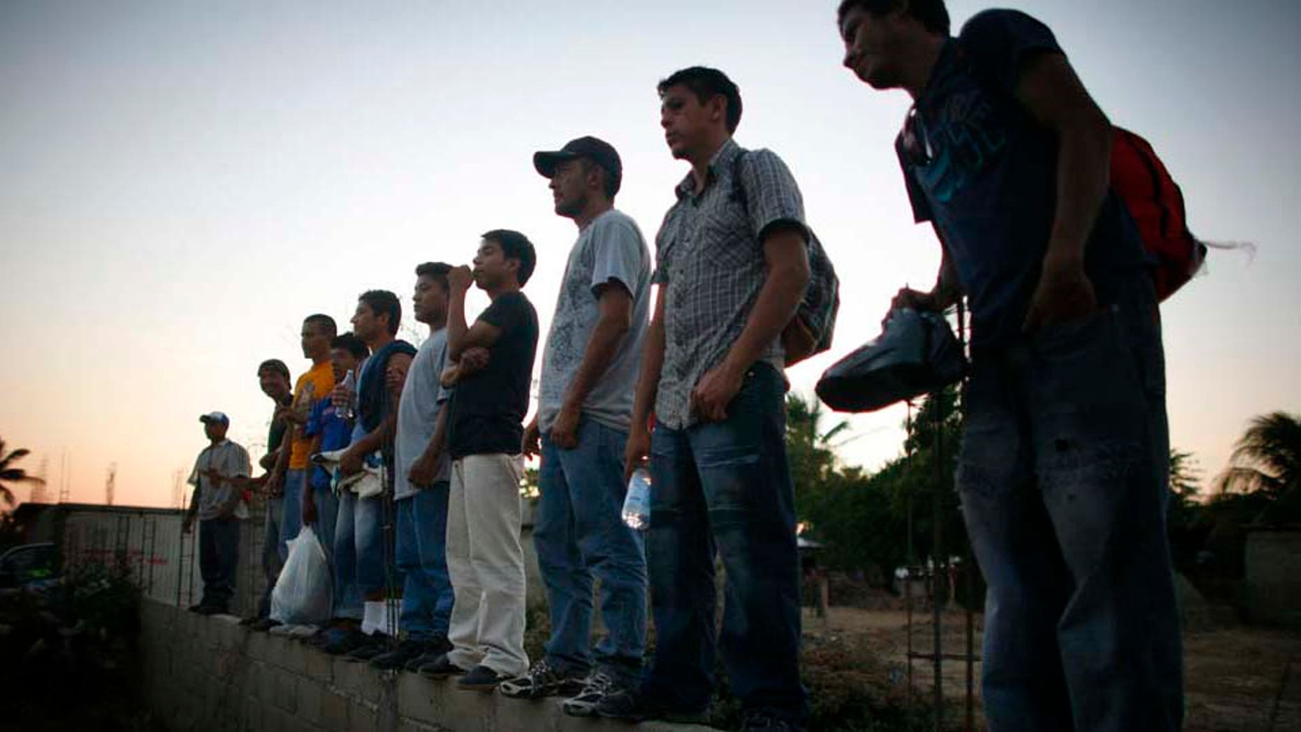 Central American migrants wait infron of the Casa del Migrante en Arriaga, Chiapas, on June 7, 2011. (Foto AP/Miguel Tovar)