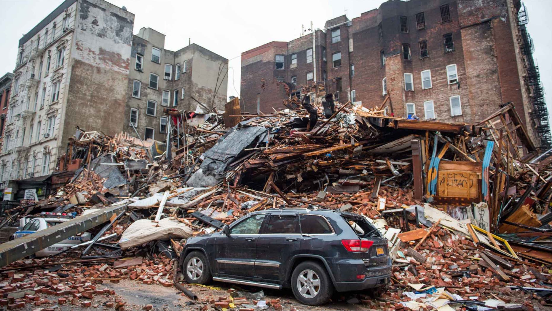 Una montaña de escombros en el lugar de una explosión en el barrio de East Village de Nueva York, el viernes 27 de marzo de 2015. 19 personas resultaron heridas en el accidente, cuatro de ellas de gravedad, tras la explosión e incendio del jueves. Según investigadores la explosión se pudo deber a una fuga de gas. (Foto AP/The New York Times, Nancy Borowick, Pool)