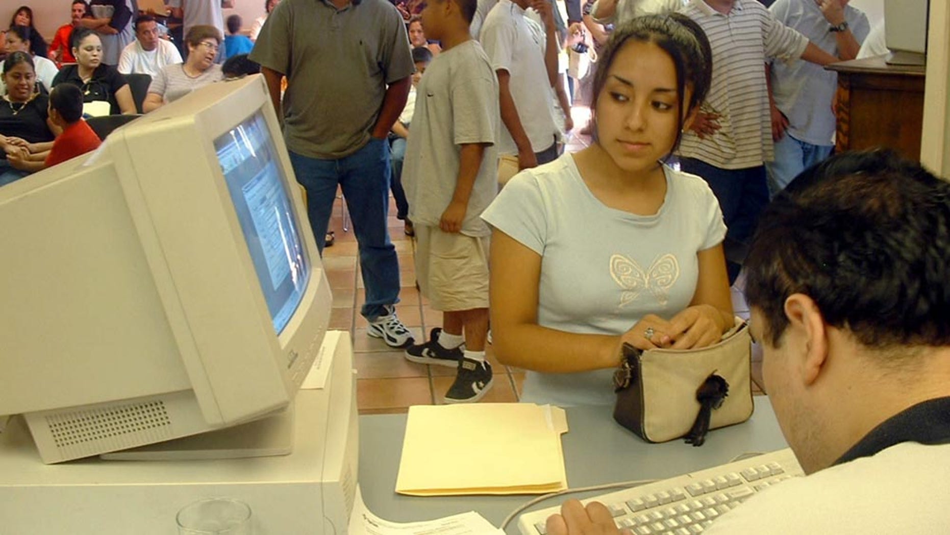 SHM05 - DALLAS (TX, EEUU), 06/05/05.- Ciudadanos hispanos de Texas hacen cola en un centro de Dallas. La inauguración de un módulo de salud en las instalaciones del Consulado General de México en Dallas (Texas, EEUU) significarÃa una gran ventaja para los miles de indocumentados del norte del estado que no cuentan con seguro médico. EFE/José Luis Castillo Castro