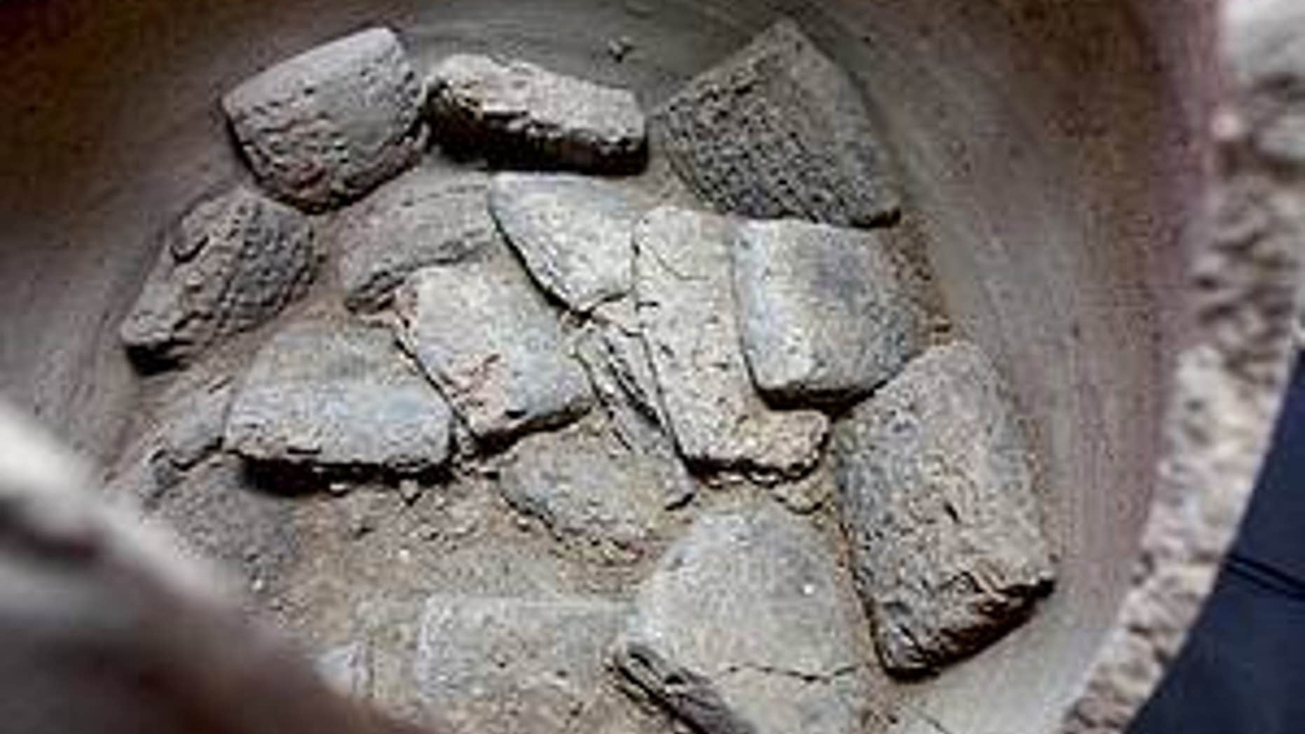 The Assyrian cuneiform tablets in a ceramic vessel (Photo: Peter Pfälzner, University of Tübingen)