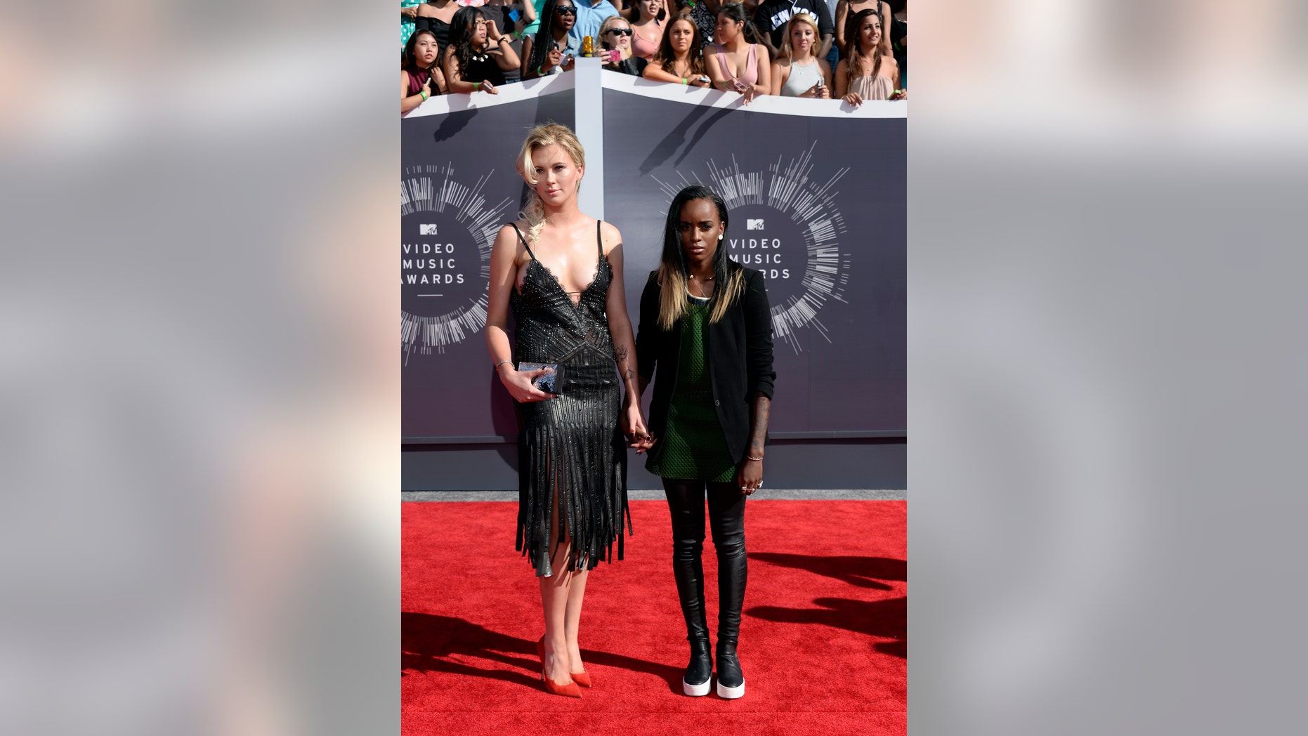 Ireland Baldwin (L) and Angel Haze arrive at the 2014 MTV Music Video Awards in Inglewood, California August 24, 2014. REUTERS/Kevork Djansezian (UNITED STATES - Tags: ENTERTAINMENT)(MTV-ARRIVALS) - RTR43K6R