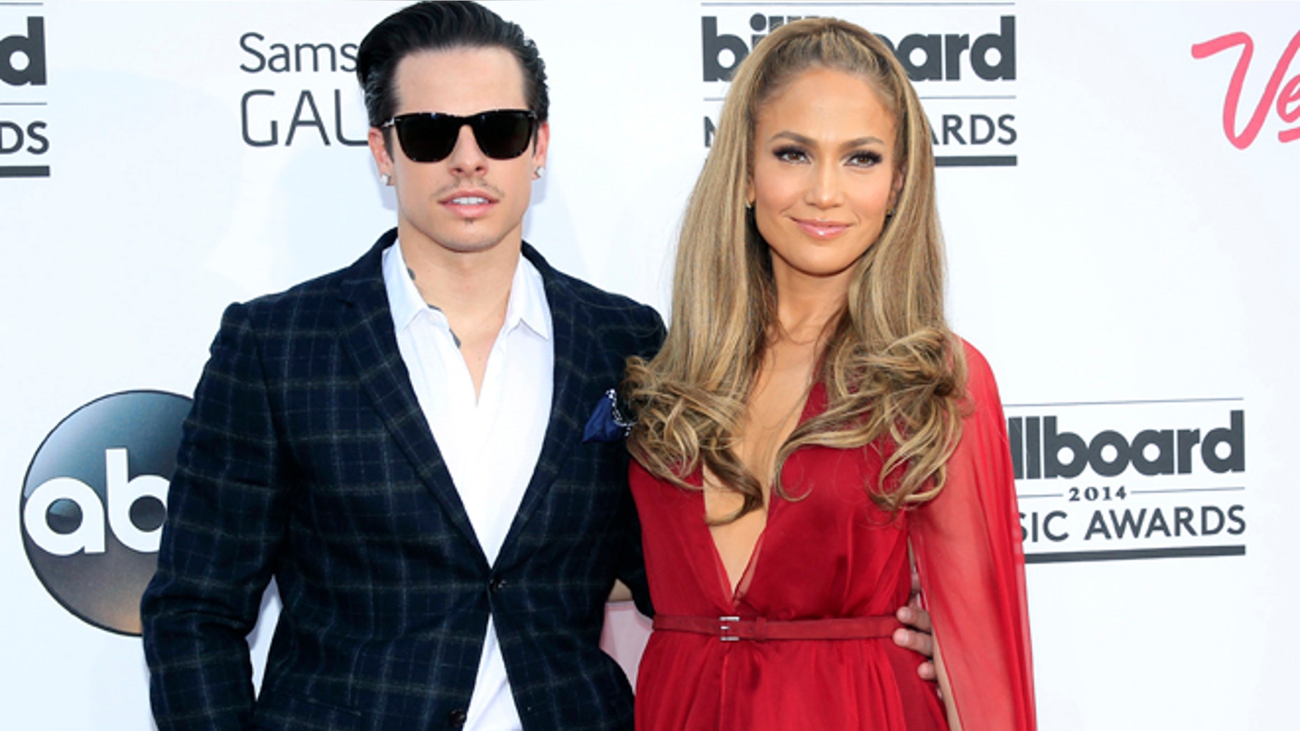 Casper Smart and musician Jennifer Lopez arrive at the 2014 Billboard Music Awards in Las Vegas, Nevada May 18, 2014. REUTERS/L.E. Baskow (UNITED STATES-Tags: ENTERTAINMENT)(BILLBOARDAWARDS-ARRIVALS) - RTR3PQPQ