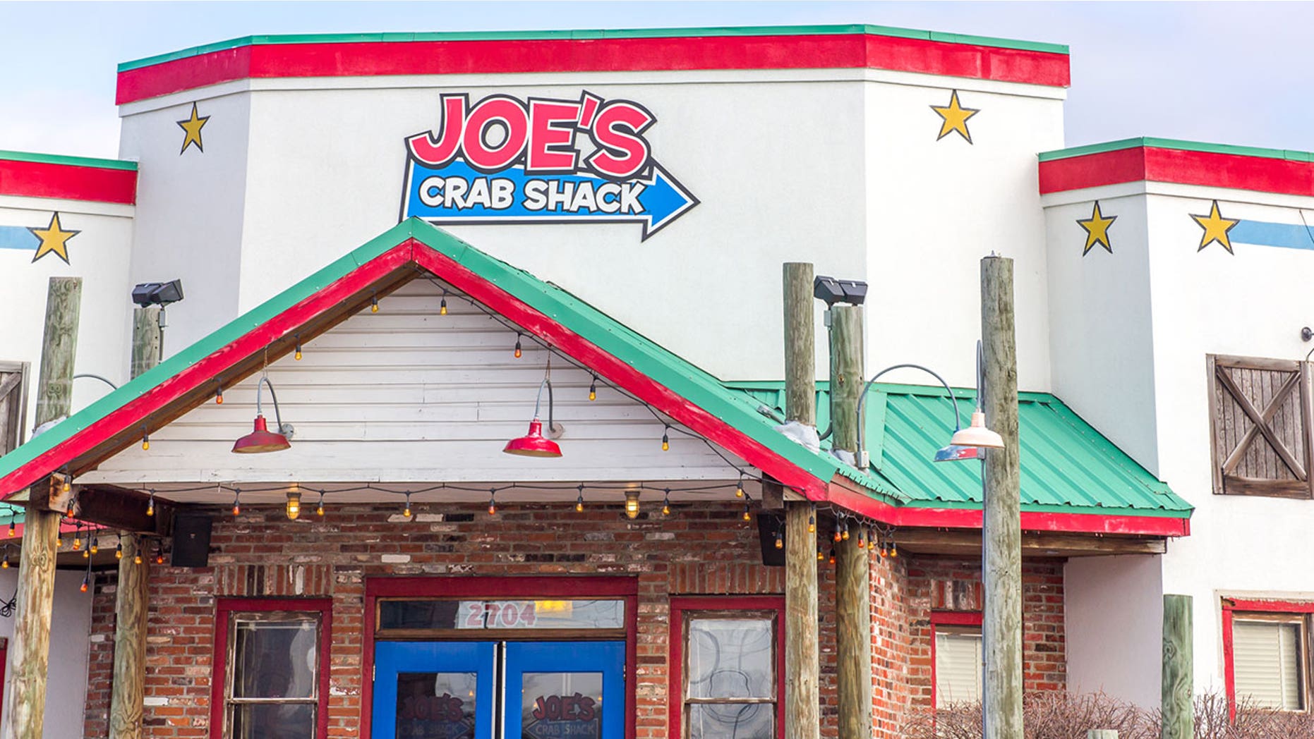 A number of workers at Joe's Crab Shack say the restaurants failed to give notice before closing.