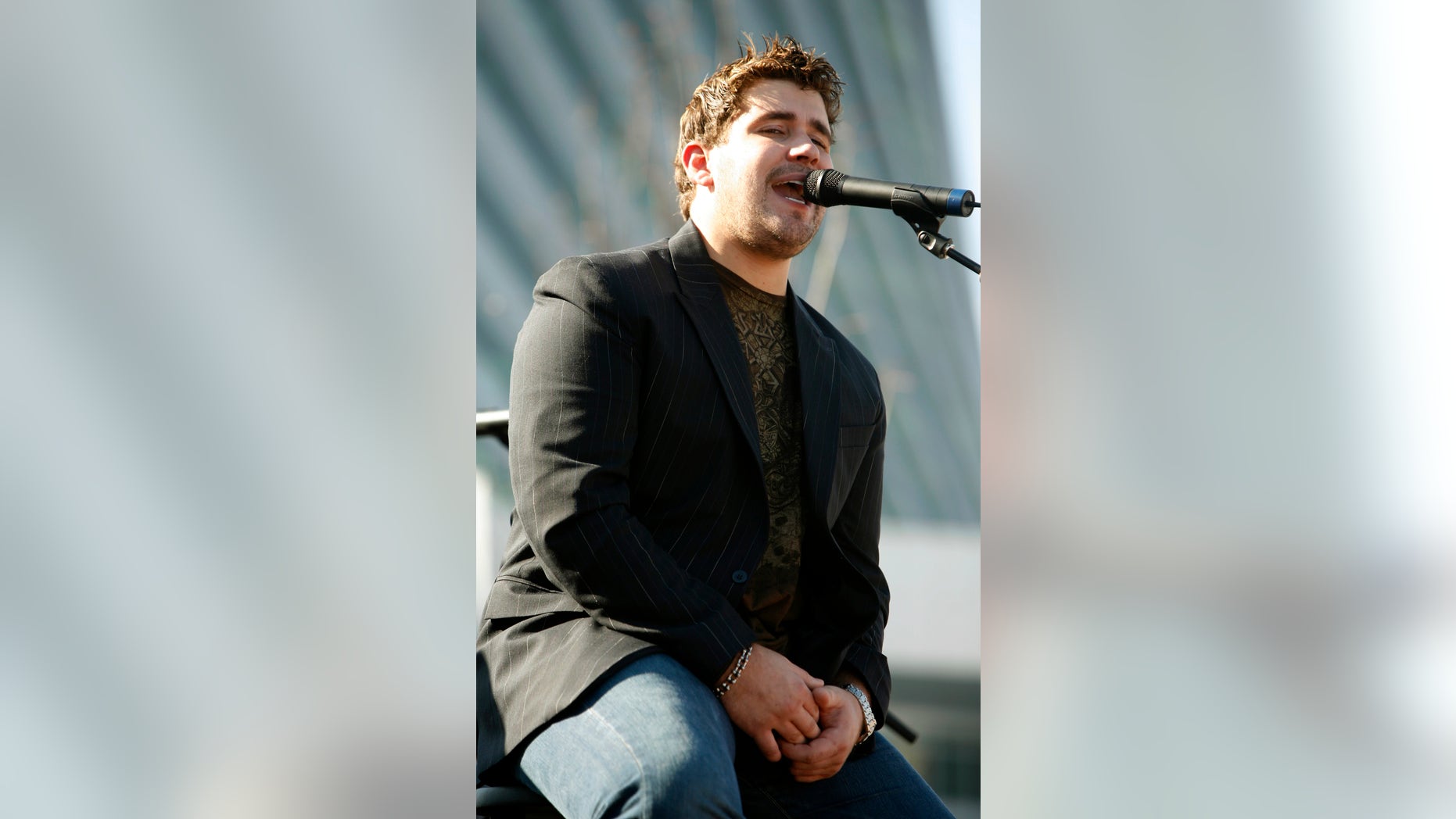 U.S. Marine and country music singer Josh Gracin sings at the dedication of the National Museum of the Marine Corps in Triangle, Virginia, November 10, 2006. The ceremony is being held on the 231st anniversary of the U.S. Marine Corps. REUTERS/Jason Reed (UNITED STATES) - RTR1J7WC