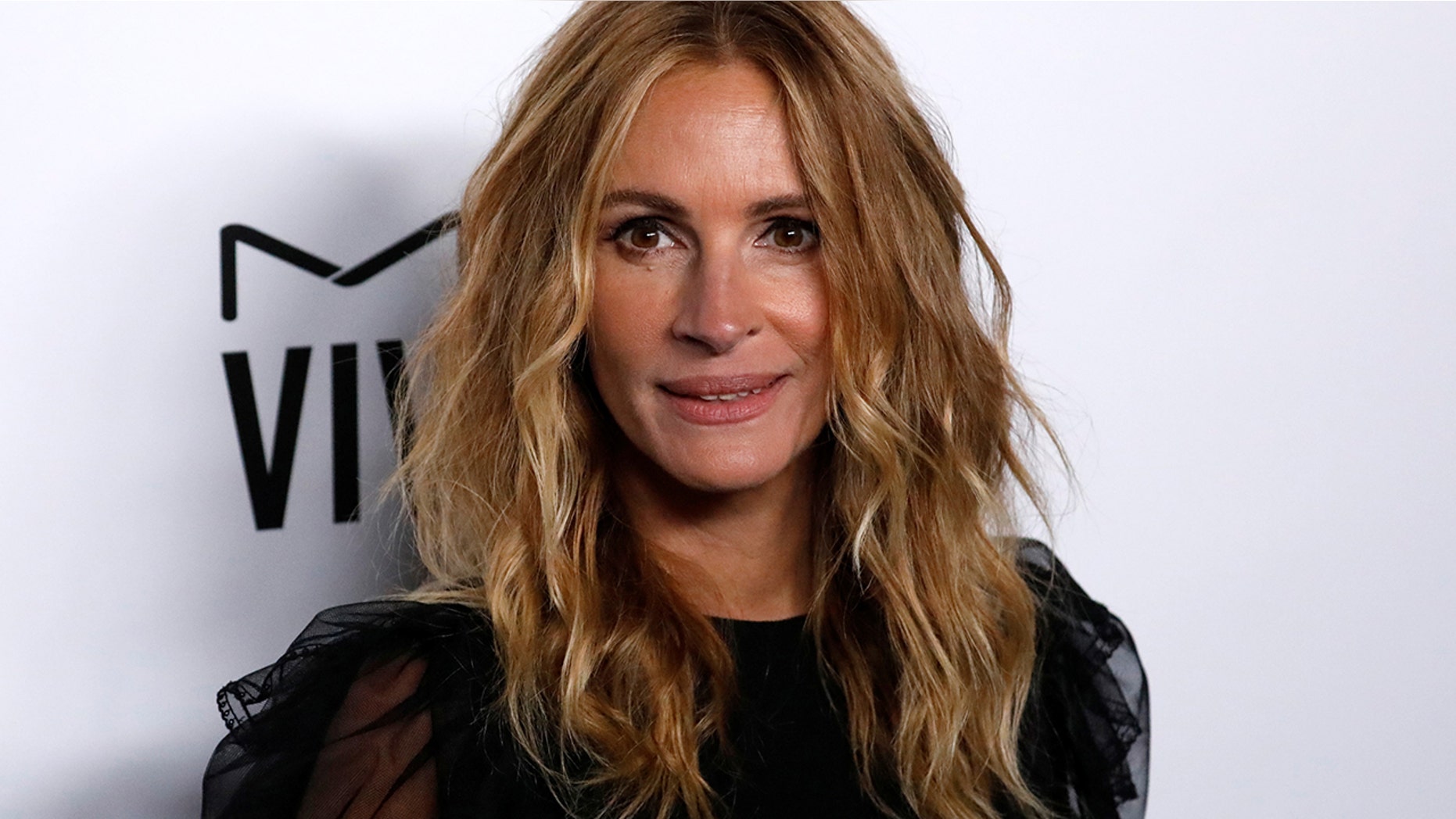 Julia Roberts Debuts New Pink Hair Color Fox News