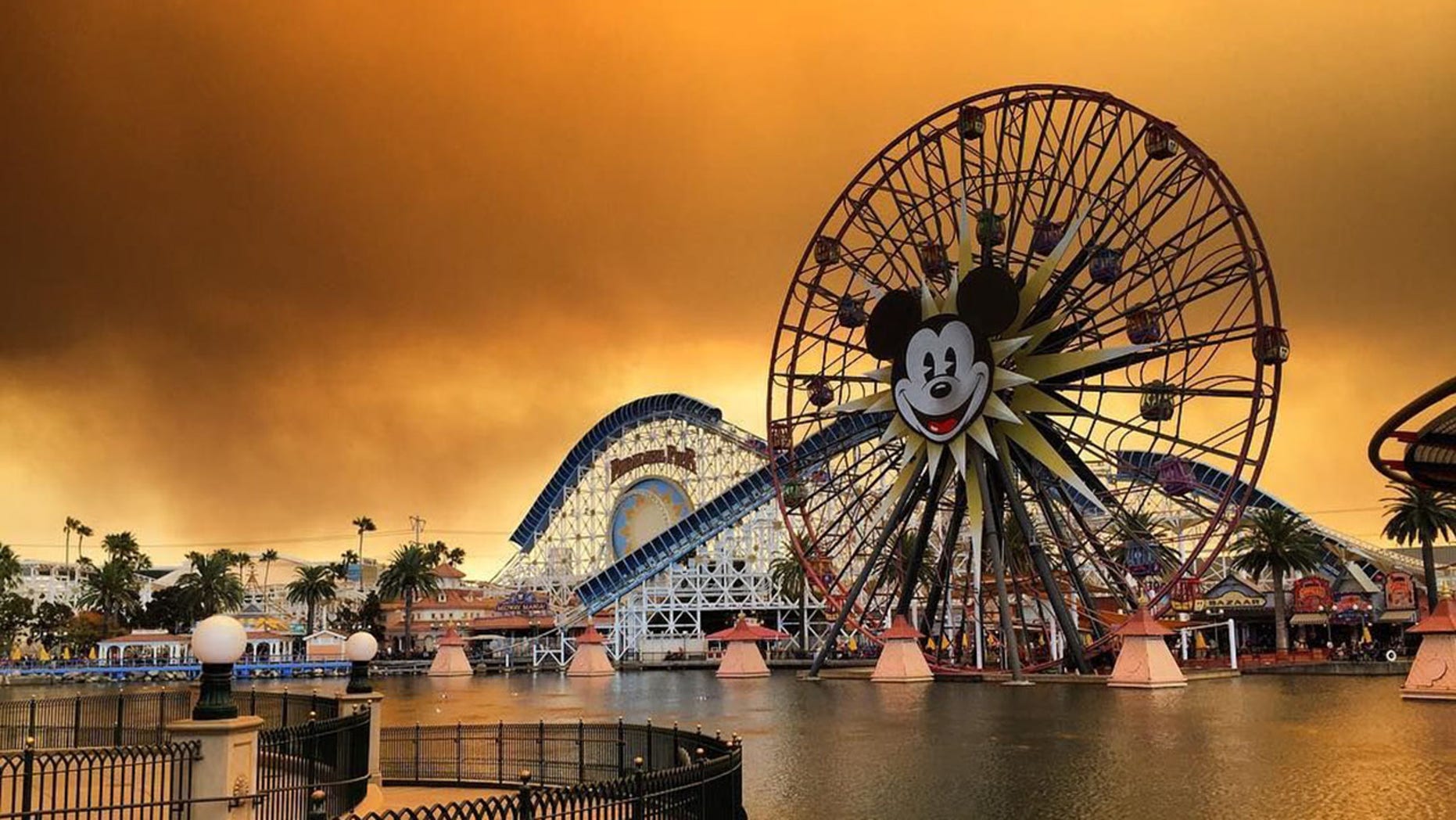 Southern California fire shrouds Disneyland Anaheim in dramatic, smoky