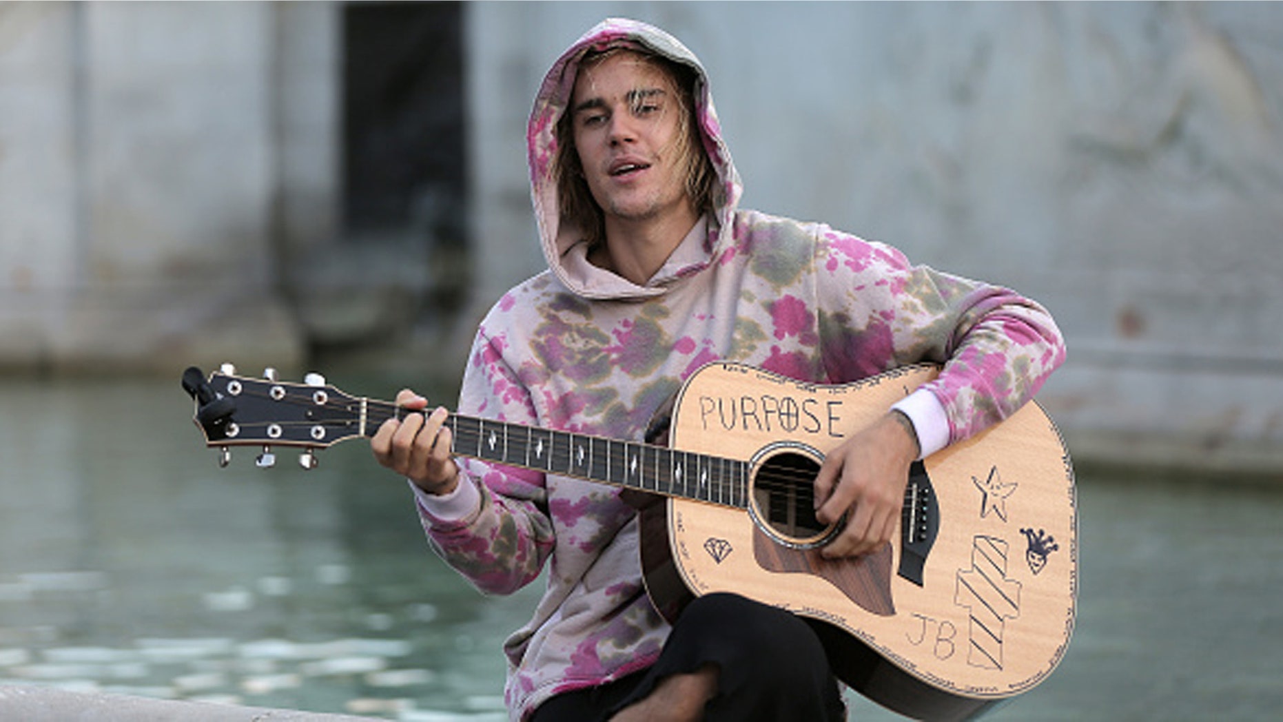 Justin Bieber played a couple of songs for Hailey Baldwin and his fans at the Buckingham Palace fountain, London, on Sept. 18, 2018.