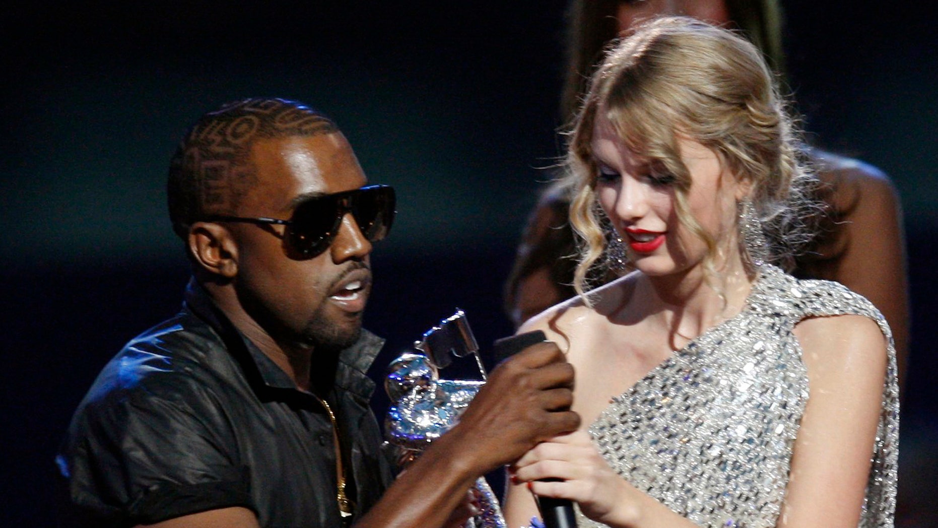 Taylor Swift Was Crying Hysterically After Kanye West Vma Incident Ex Mtv Chief Reveals Fox 2240