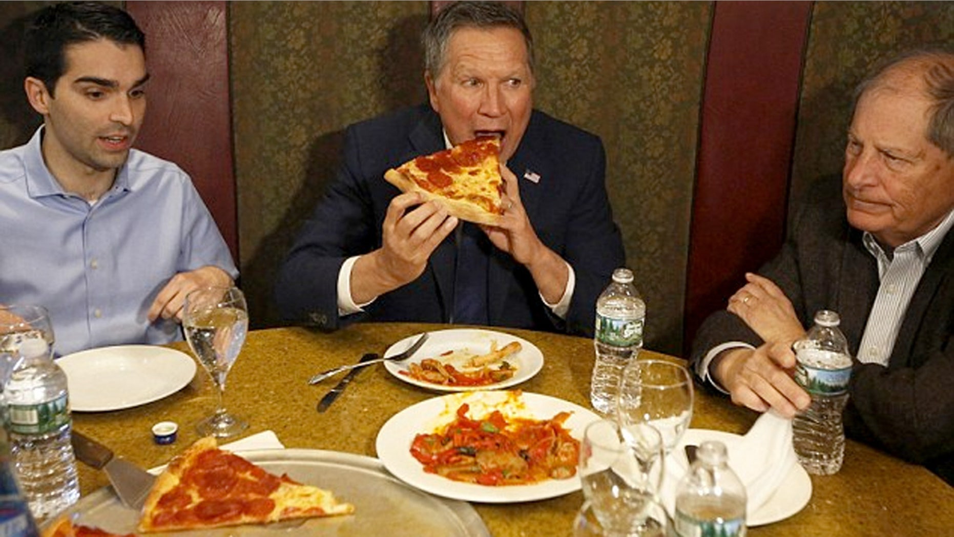 GOP presidential candidate John Kasich realized too late that eating pizza with a fork was a bad idea.