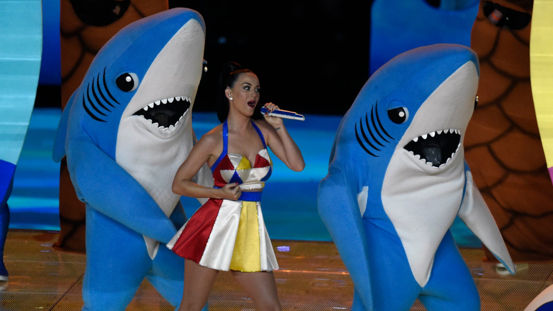 Feb 1, 2015; Glendale, AZ, USA; Recording artist Katy Perry performs during the half time show in Super Bowl XLIX at University of Phoenix Stadium. Mandatory Credit: Kirby Lee-USA TODAY Sports - RTR4NU1P