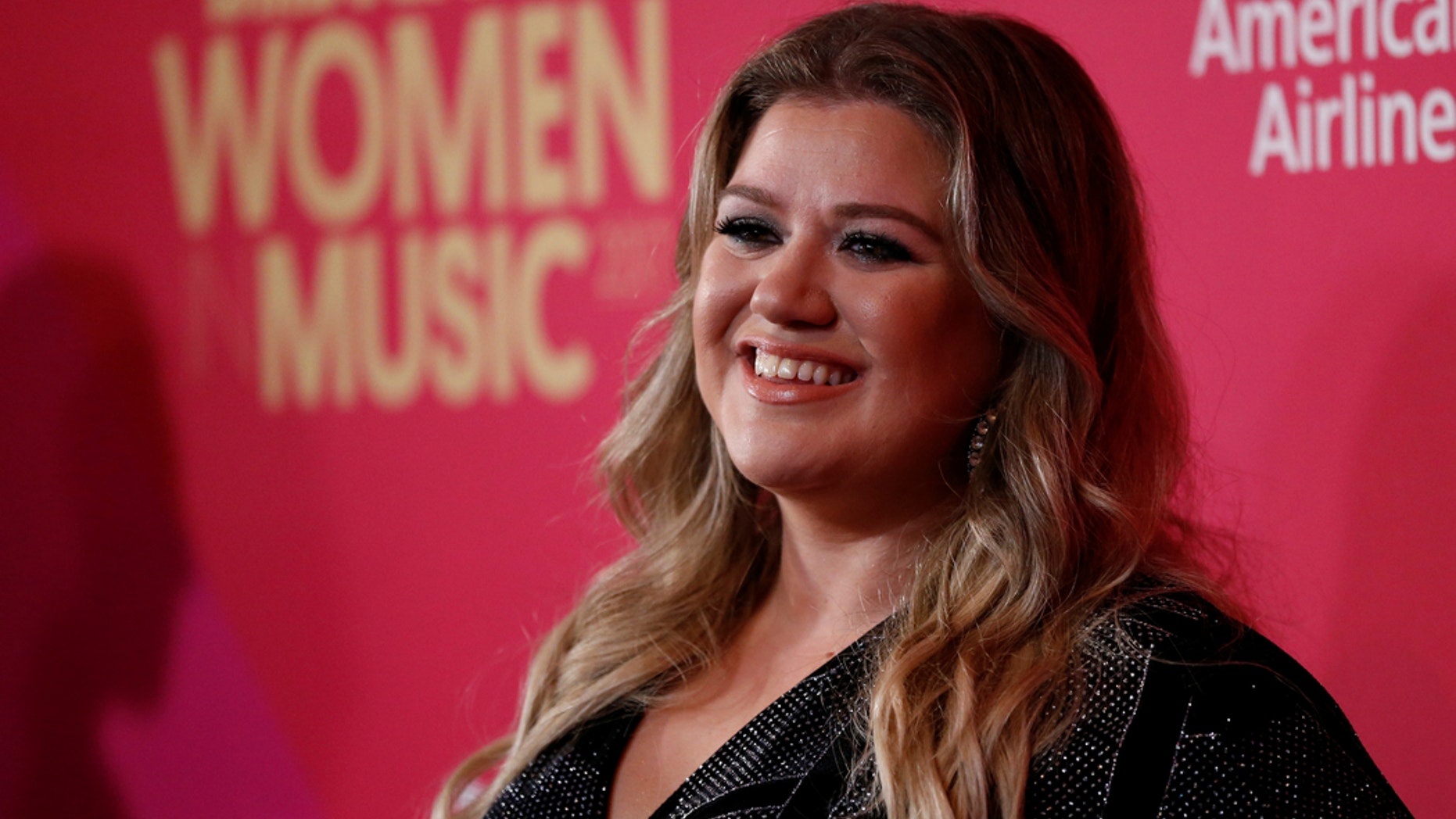 Kelly Clarkson is firing back at an eliminated "Voice" contestant who called her "small-minded."