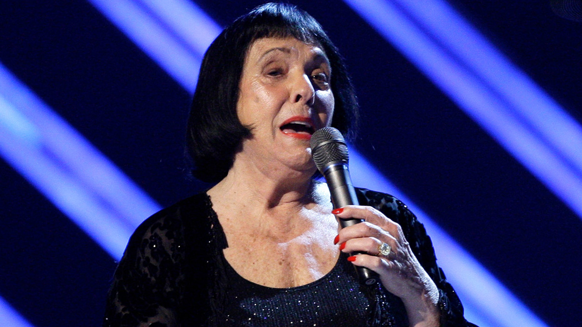 FILE - In this Feb. 10, 2008 file photo, Keely Smith presents an award at the 50th Annual Grammy Awards in Los Angeles. Smith, a pop and jazz singer known for her solo recordings of jazz standards as well as her musical partnership with Louis Prima, died Saturday, Dec. 16, 2017, of apparent heart failure in Palm Springs at the age of 89. (AP Photo/Kevork Djansezian, File)