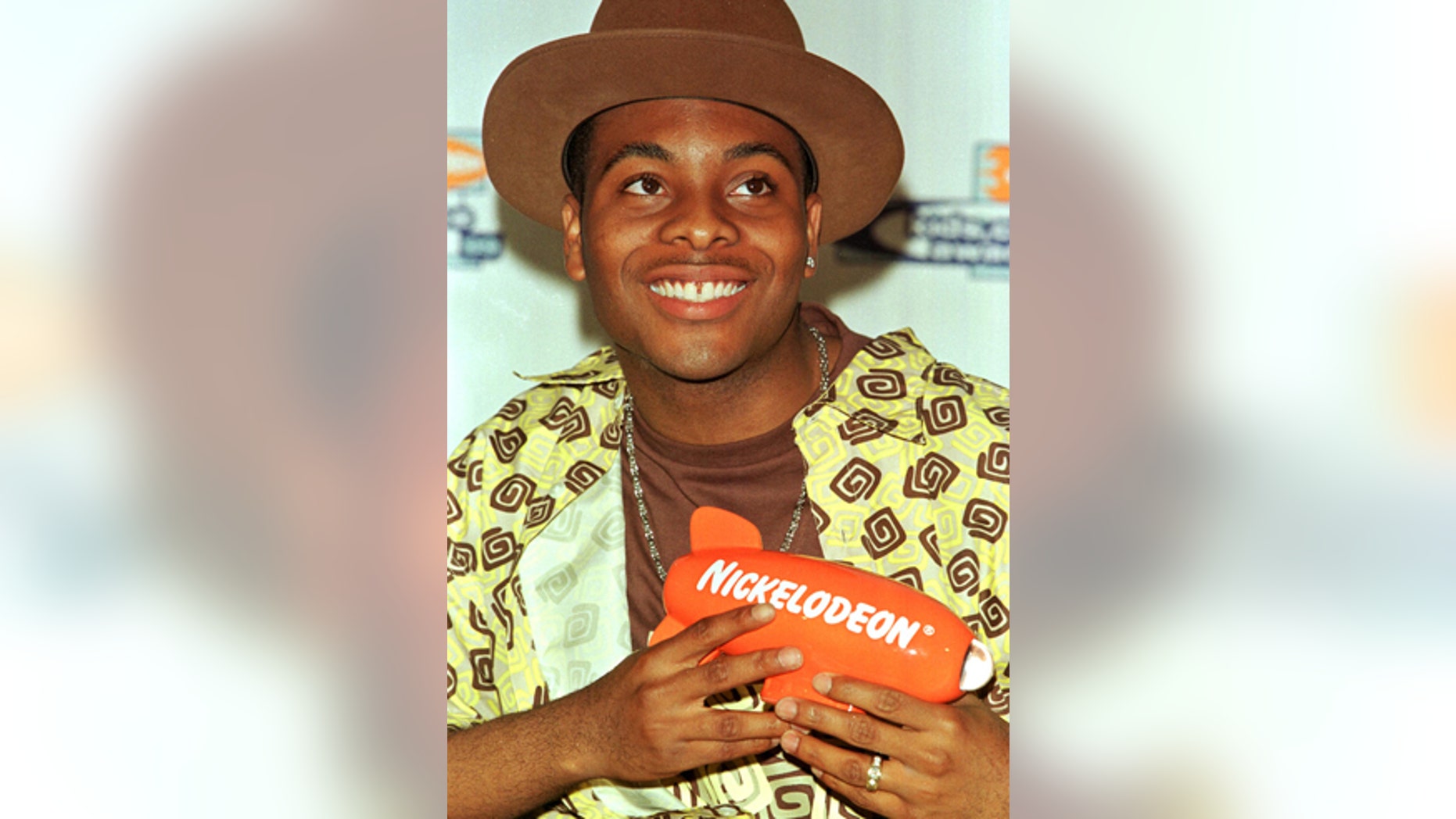 Kel Mitchell, star of the television series " Kenan & Kel" and " All That" poses with his Nickelodeon Kids' Choice Award as Favorite Television Actor during the 12th annual Kids'Choice Awards May 1, 1999 in Los Angeles.