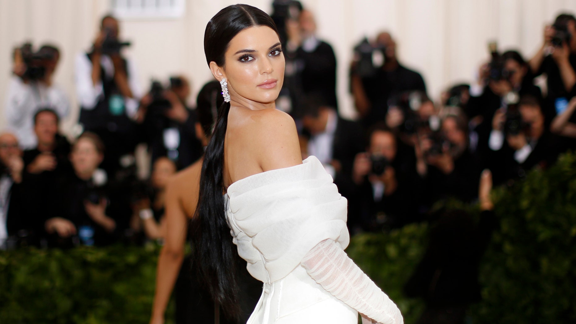 Kendall Jenner Pushes Security Guard In Viral Met Gala Video