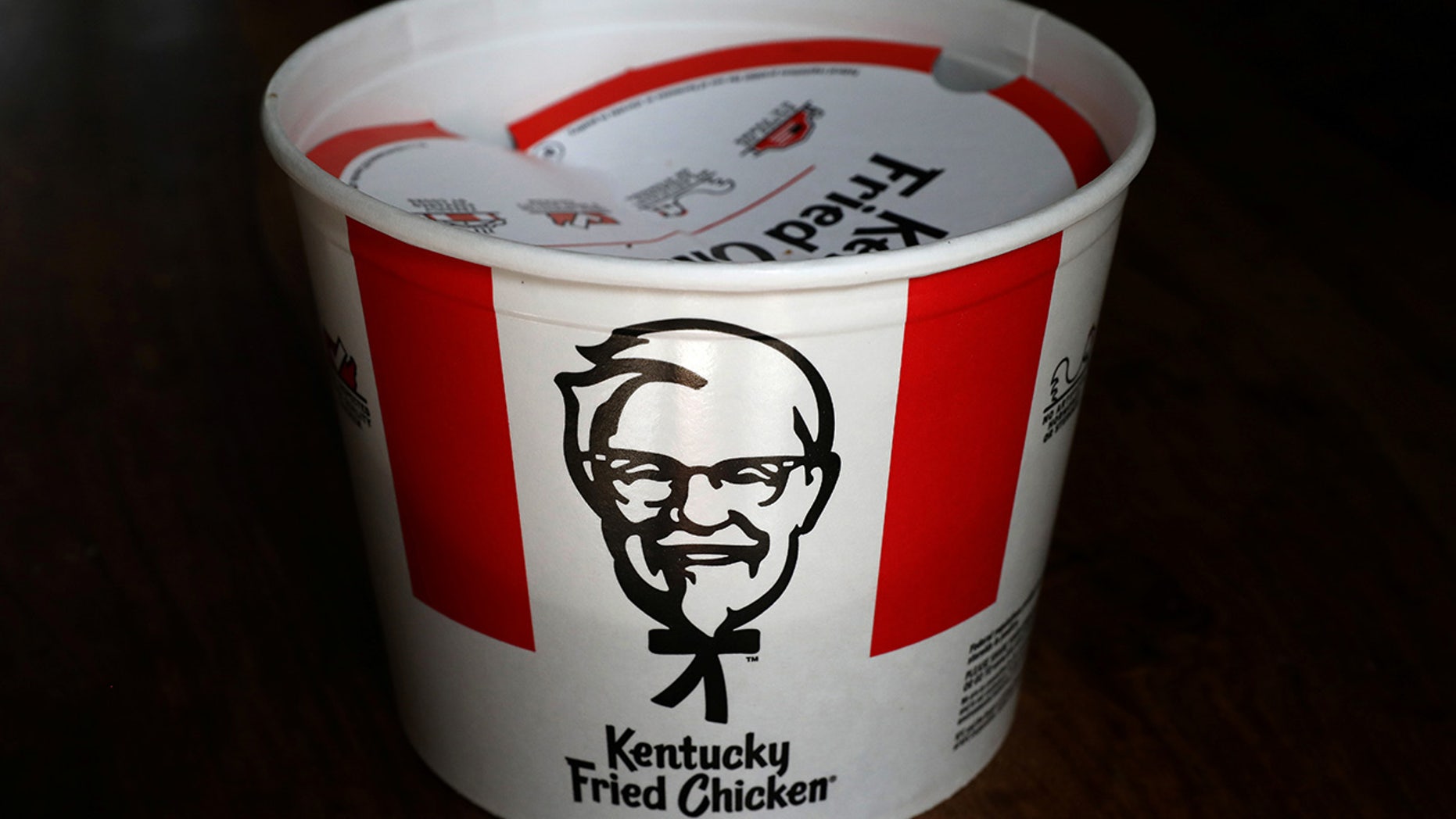 One man used a chicken bucket as a soda cup and people on Twitter can't get enough.
