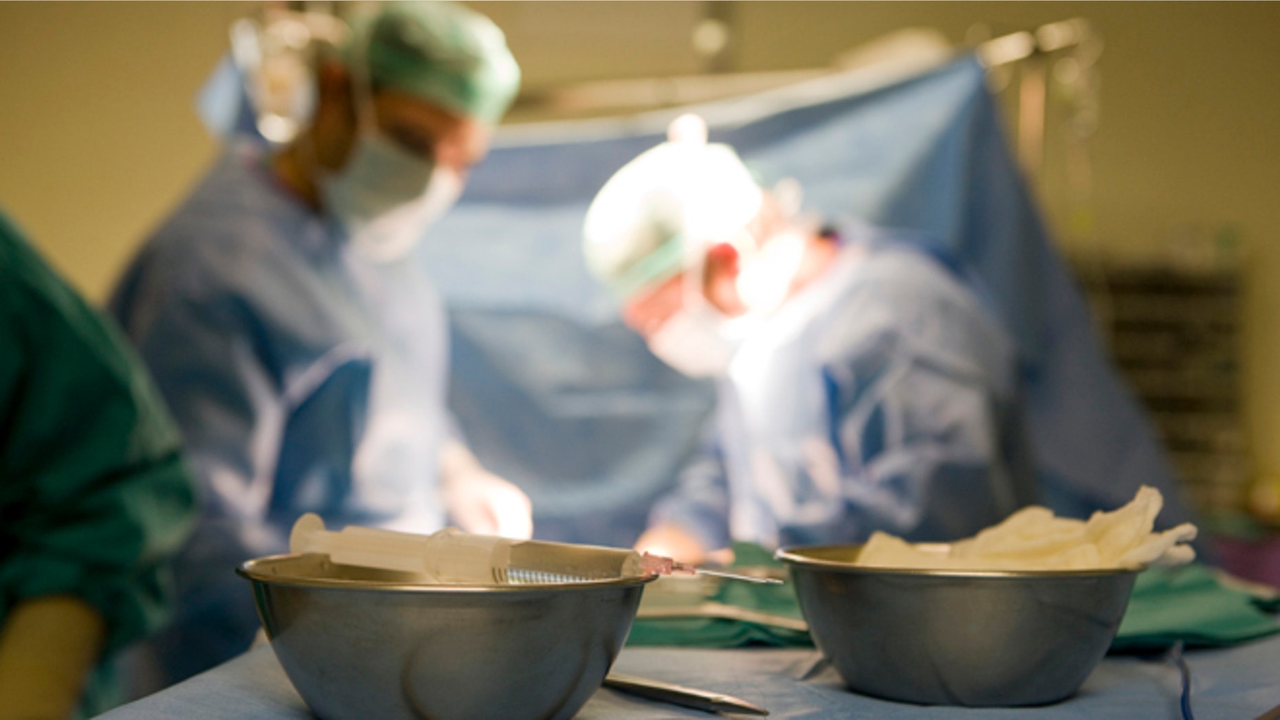 Doctors in a kidney transplant operation, 26th October 2010. (Photo by Xurxo Lobato/Cover/Getty Images)