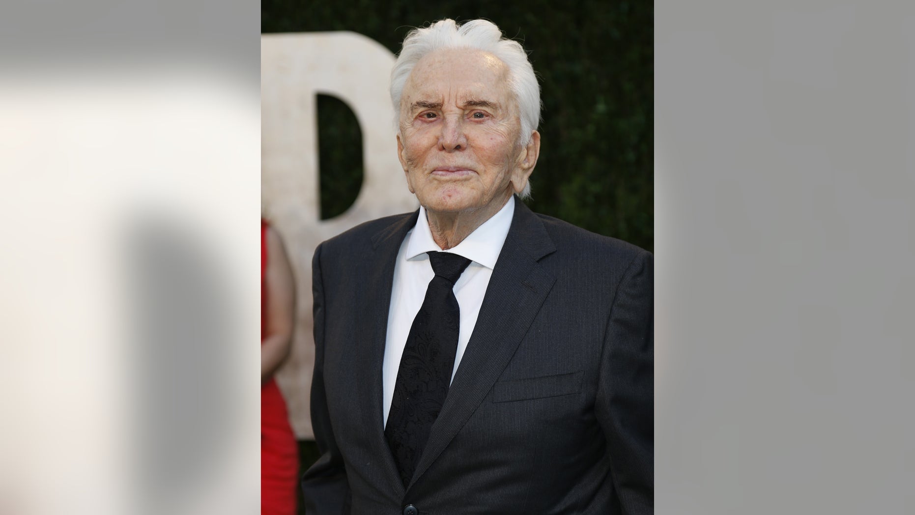 Kirk Douglas at the 2013 Vanity Fair Oscars Party in West Hollywood, California February 24, 2013. REUTERS/Danny Moloshok (UNITED STATES TAGS:ENTERTAINMENT) (OSCARS-PARTIES) - RTR3E8Q4
