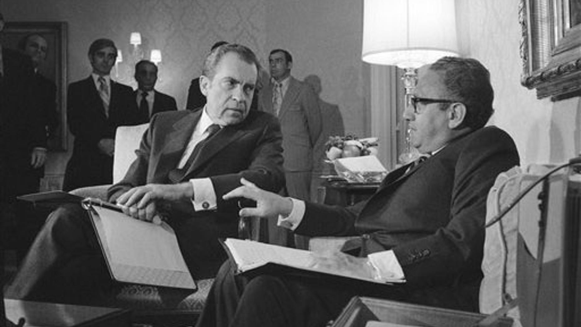 Pres. Nixon confers with Henry Kissinger