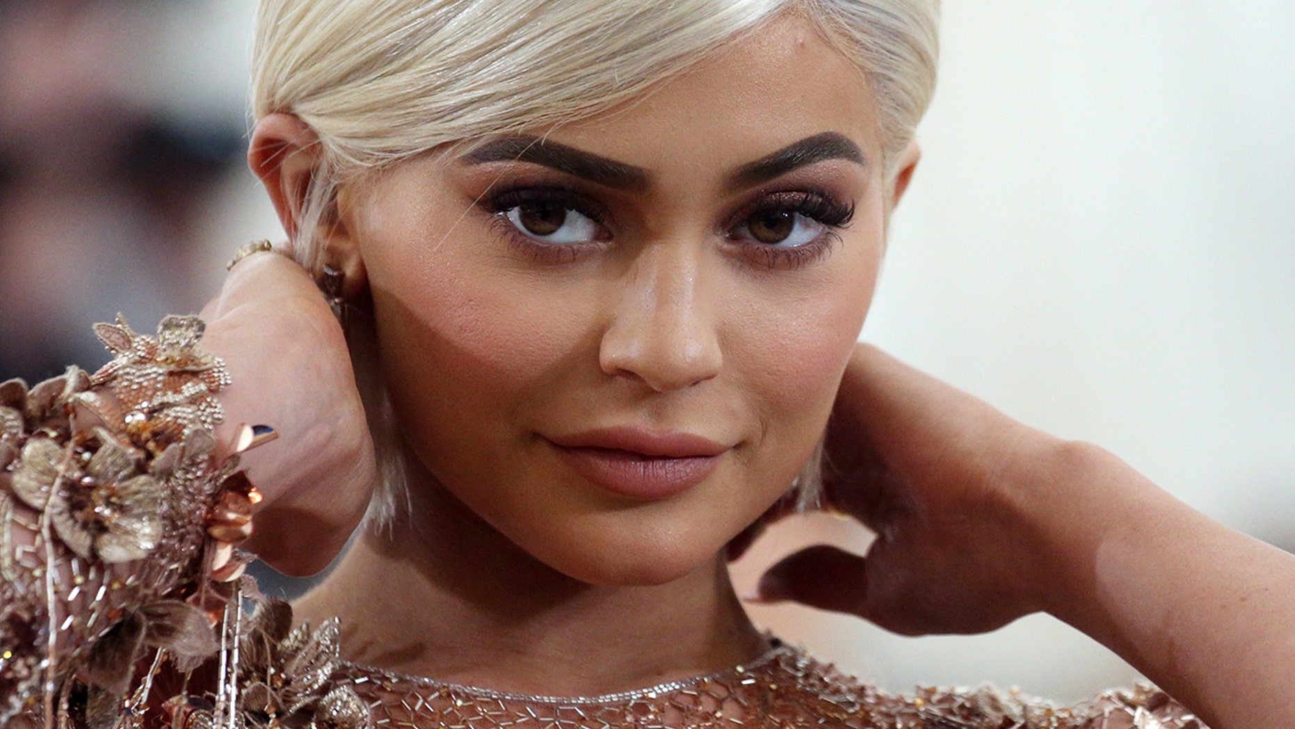 Kylie Jenners Bodyguard Shuts Down Rumors Hes Her Babys Father