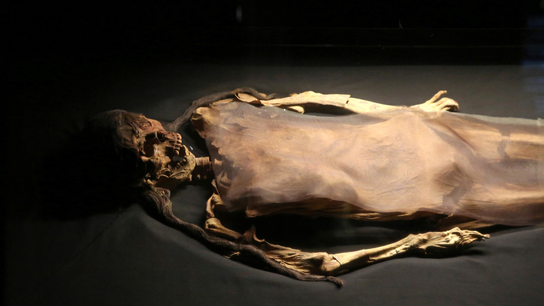File photo: The Lady of Cao, a female mummy found at the archaeological site Huaca El Brujo, a grand pyramid of the ancient Moche pre-hispanic culture, is seen at the site museum, in Trujillo, Peru, November 4, 2016. REUTERS/Mariana Bazo