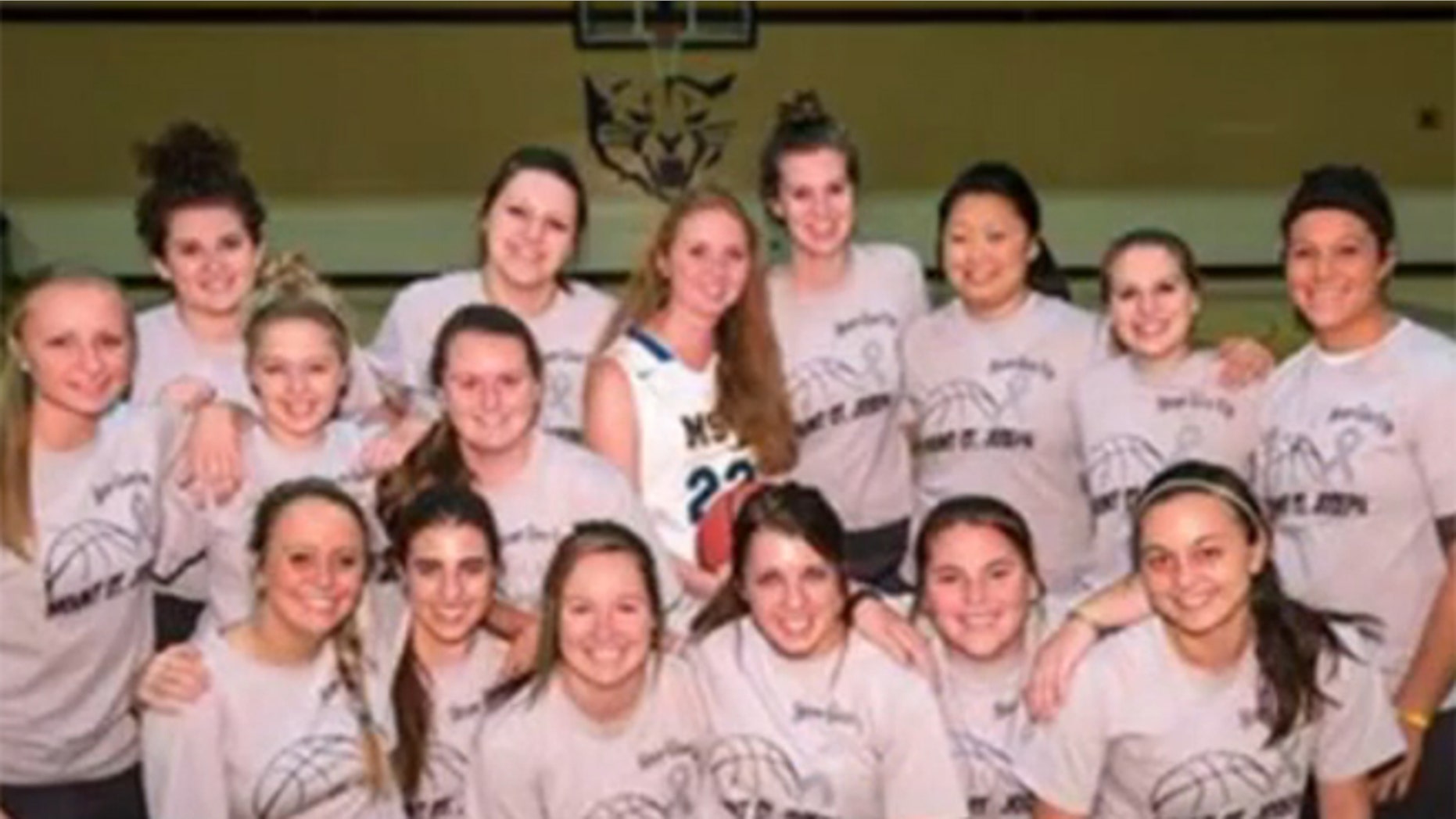 Lauren Hill, pictured center, with her teammates.