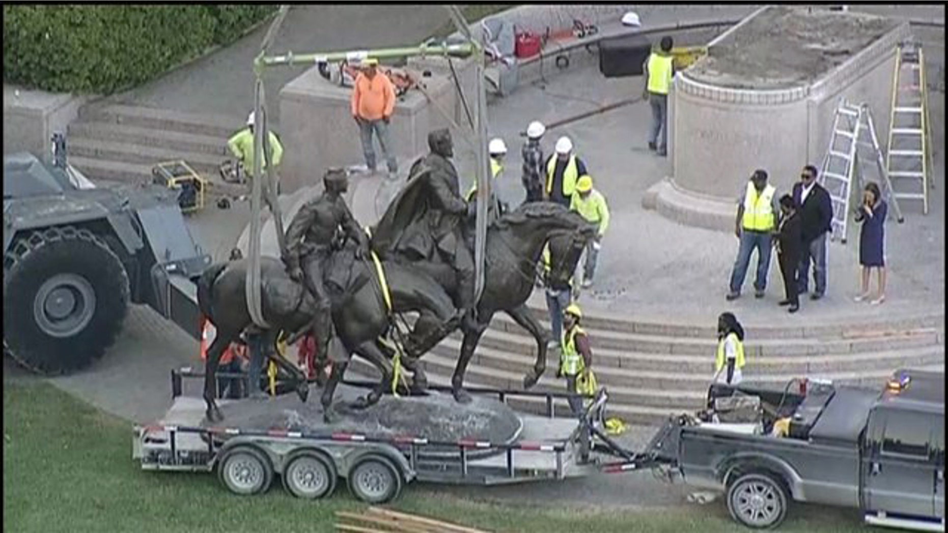 A statue of Robert E. Lee is removed from its pedestal in the Oak Lawn section of Dallas Thursday night.