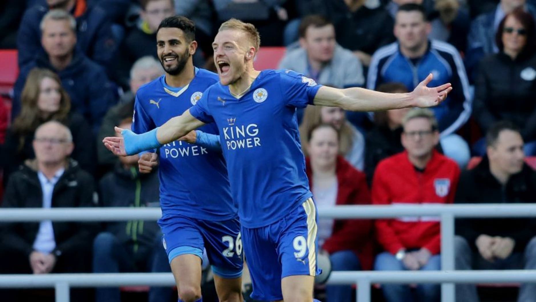 SUNDERLAND, UNITED KINGDOM - APRIL 10: Jamie Vardy (C) of Leicester City celebrates scoring the opening goal during the Barclays Premier League match between Sunderland AFC and Leicester City FC at The Stadium of Light on April 10, 2016 in Sunderland, England. (Photo by Ian Horrocks/Sunderland AFC via Getty Images)