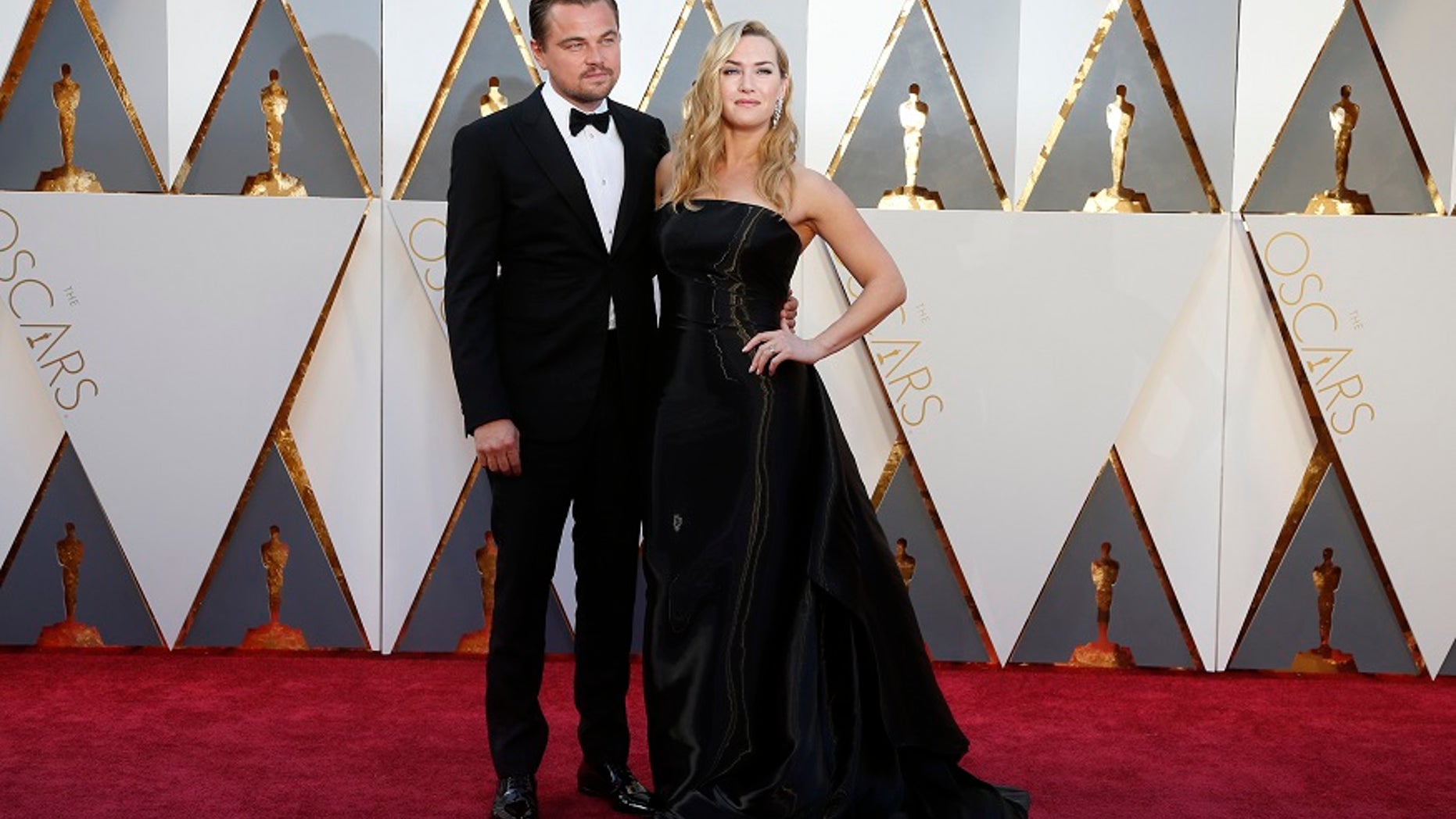 “Titanic” stars Leonardo DiCaprio, Kate Winslet and Billy Zane had a mini reunion on Wednesday night while attending a gala.