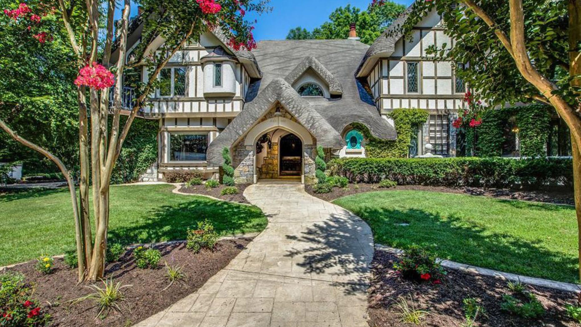 The Tennessee home of late songwriter and multi-instrumentalist Leon Russell is on the market for $1.39 million.