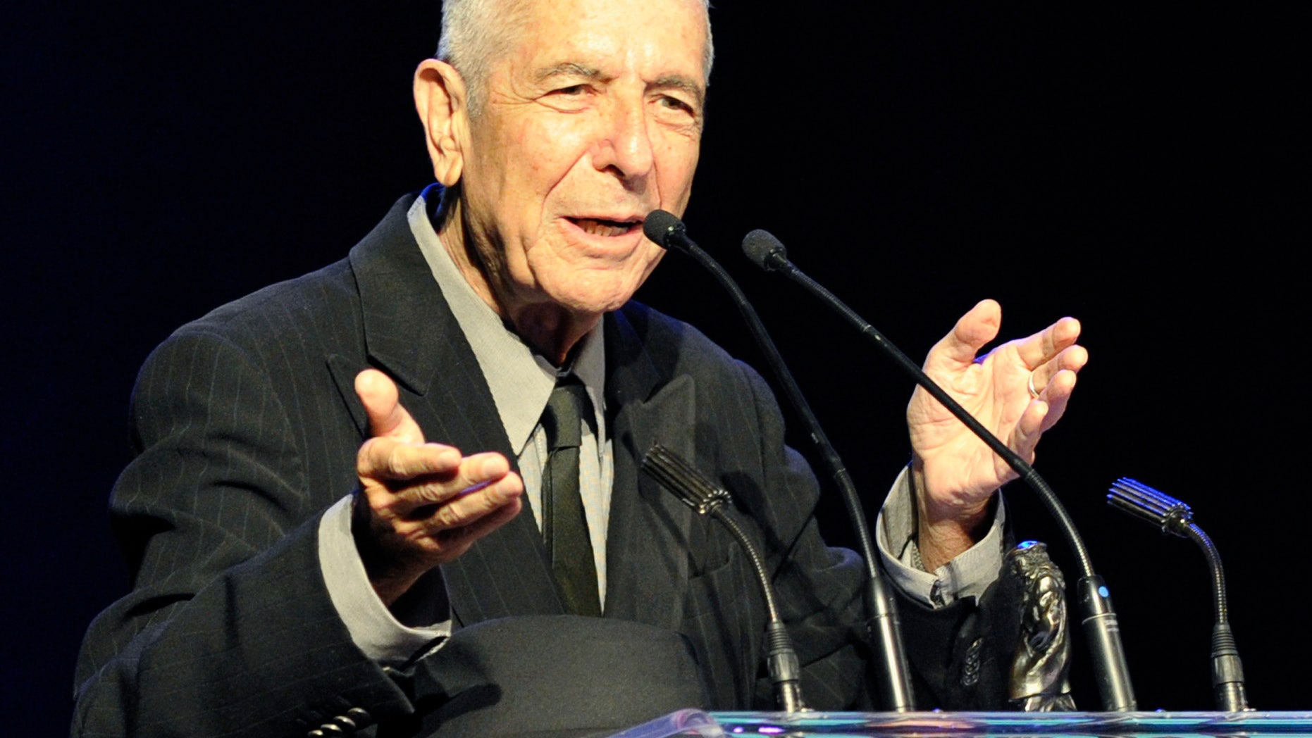 Canadian musician/writer Leonard Cohen speaks after receiving the Glenn Gould Prize in Toronto May 14, 2012. The Glenn Gould Prize is awarded biennially to a living individual for a lifetime contribution to the arts. REUTERS/ Mike Cassese (CANADA - Tags: ENTERTAINMENT) - RTR322J0