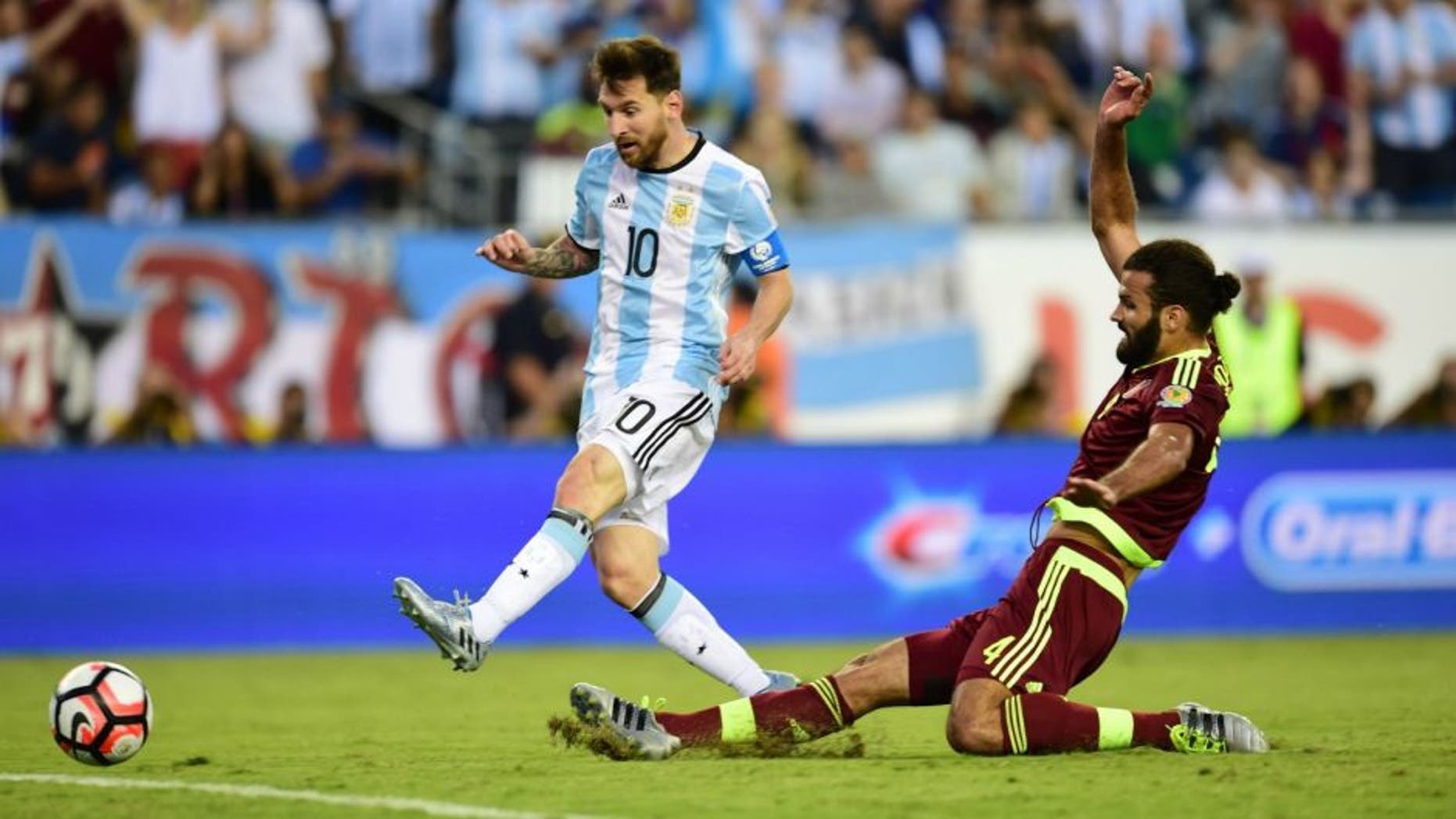 Argentina's Lionel Messi (L) vies for the ball with Venezuela's Oswaldo Vizcarrondo during a Copa America Centenario quarterfinal football match in Foxborough, Massachusetts, United States, on June 18, 2016. / AFP / ALFREDO ESTRELLA (Photo credit should read ALFREDO ESTRELLA/AFP/Getty Images)