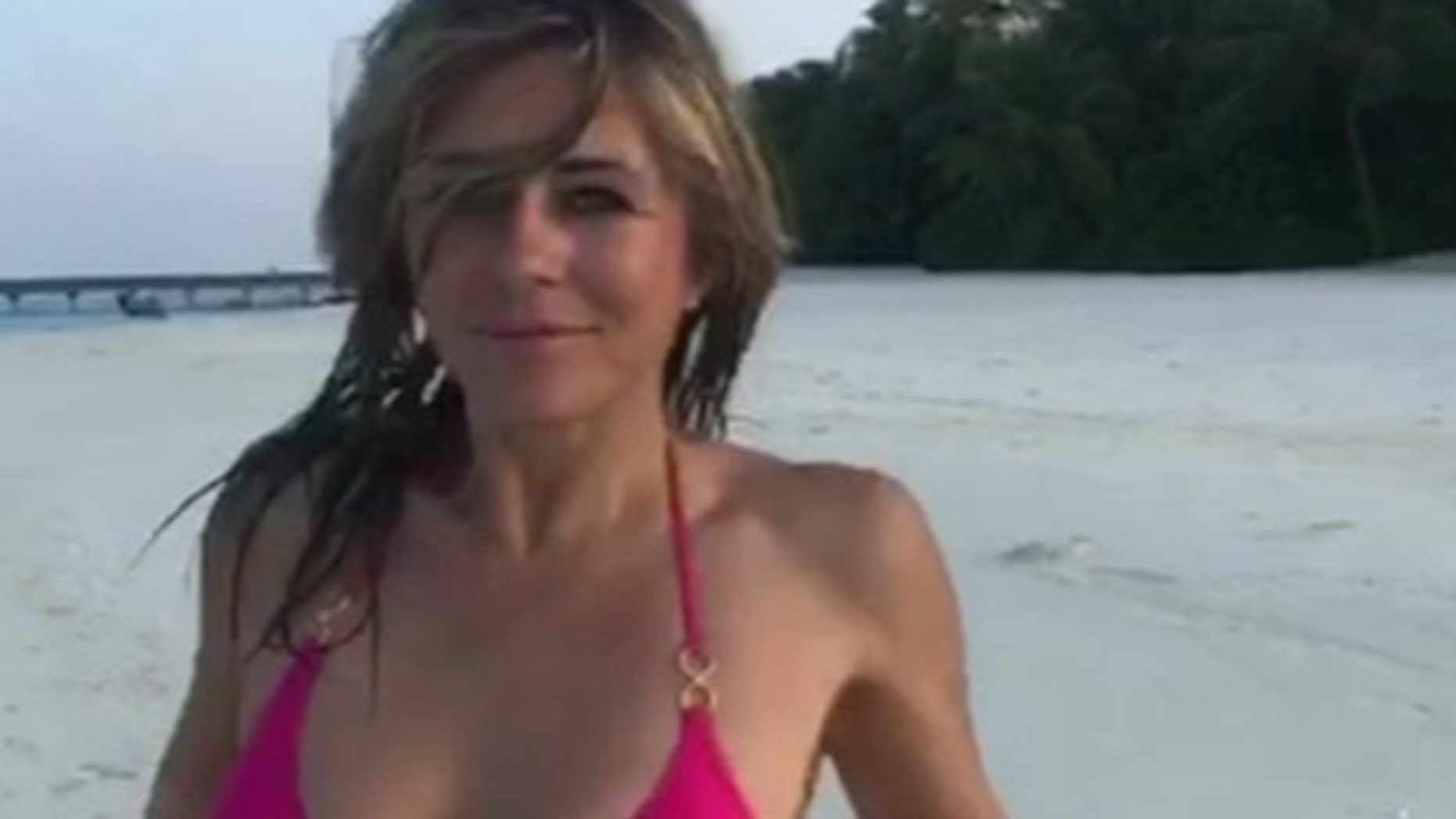 Elizabeth Hurley Shows Off Hot Pink Bikini In Instagram Video Fox News 